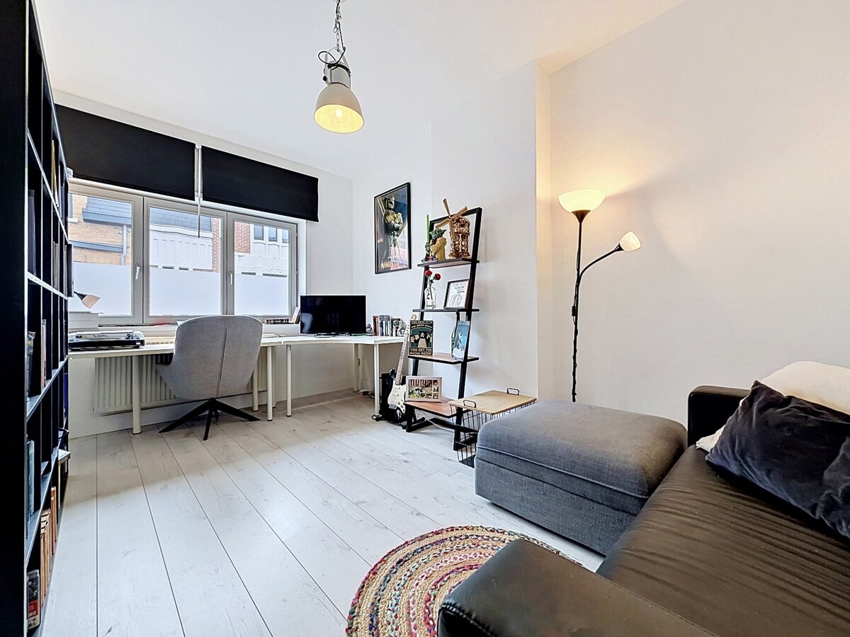Karaktervolle woning met garage en grote tuin te centrum Zottegem 