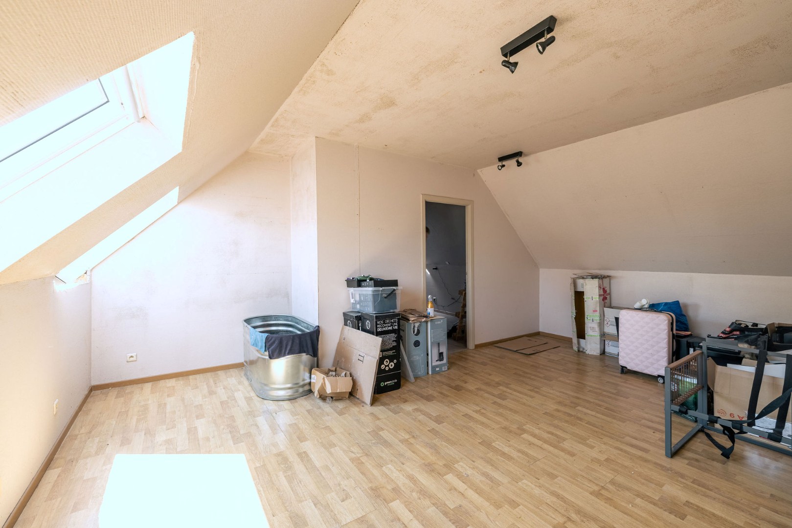 Instapklaar duplexappartement met ruim terras op centrale ligging te Wetteren 