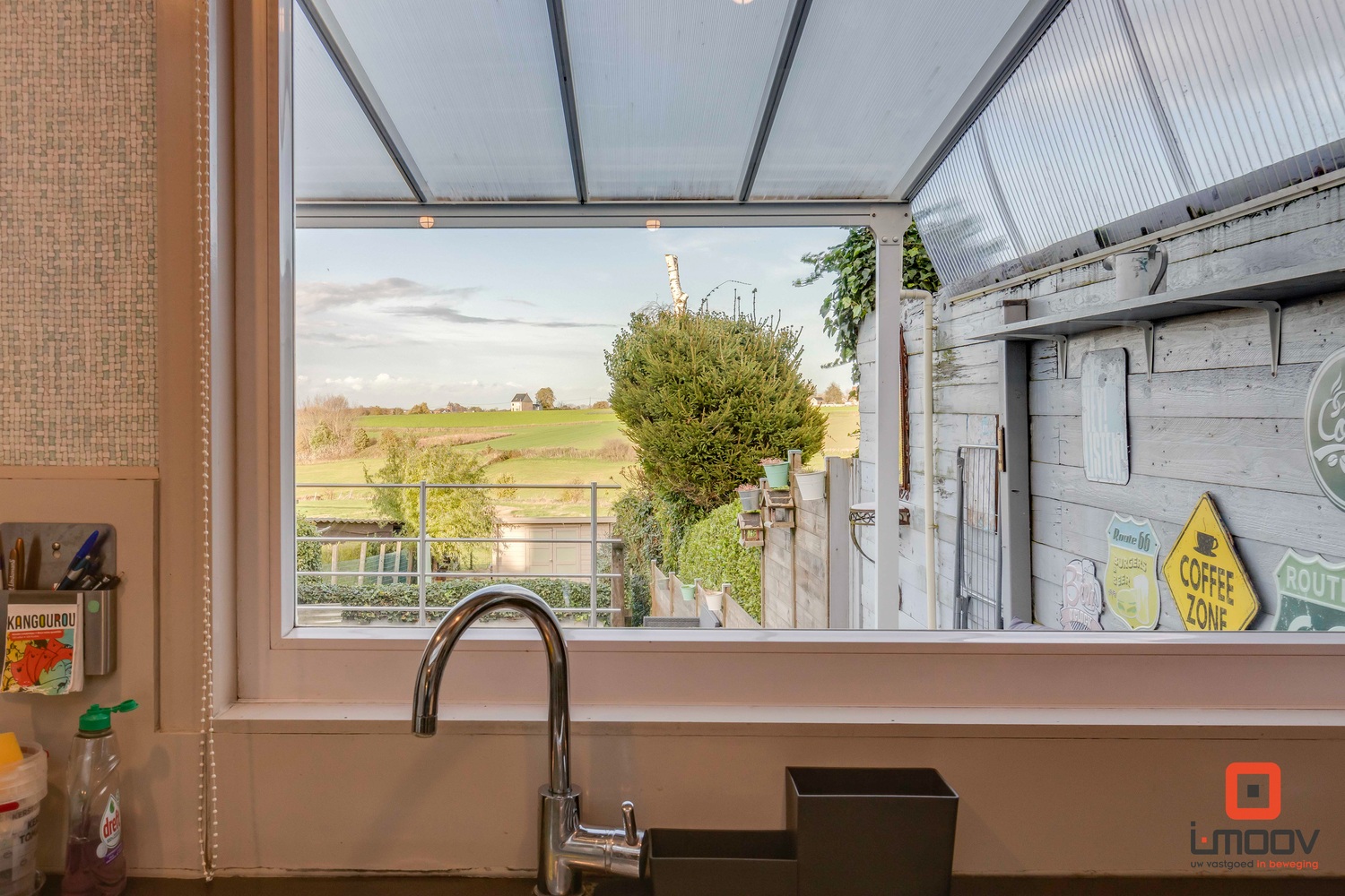 Landelijk gelegen woning met veel potentieel. 