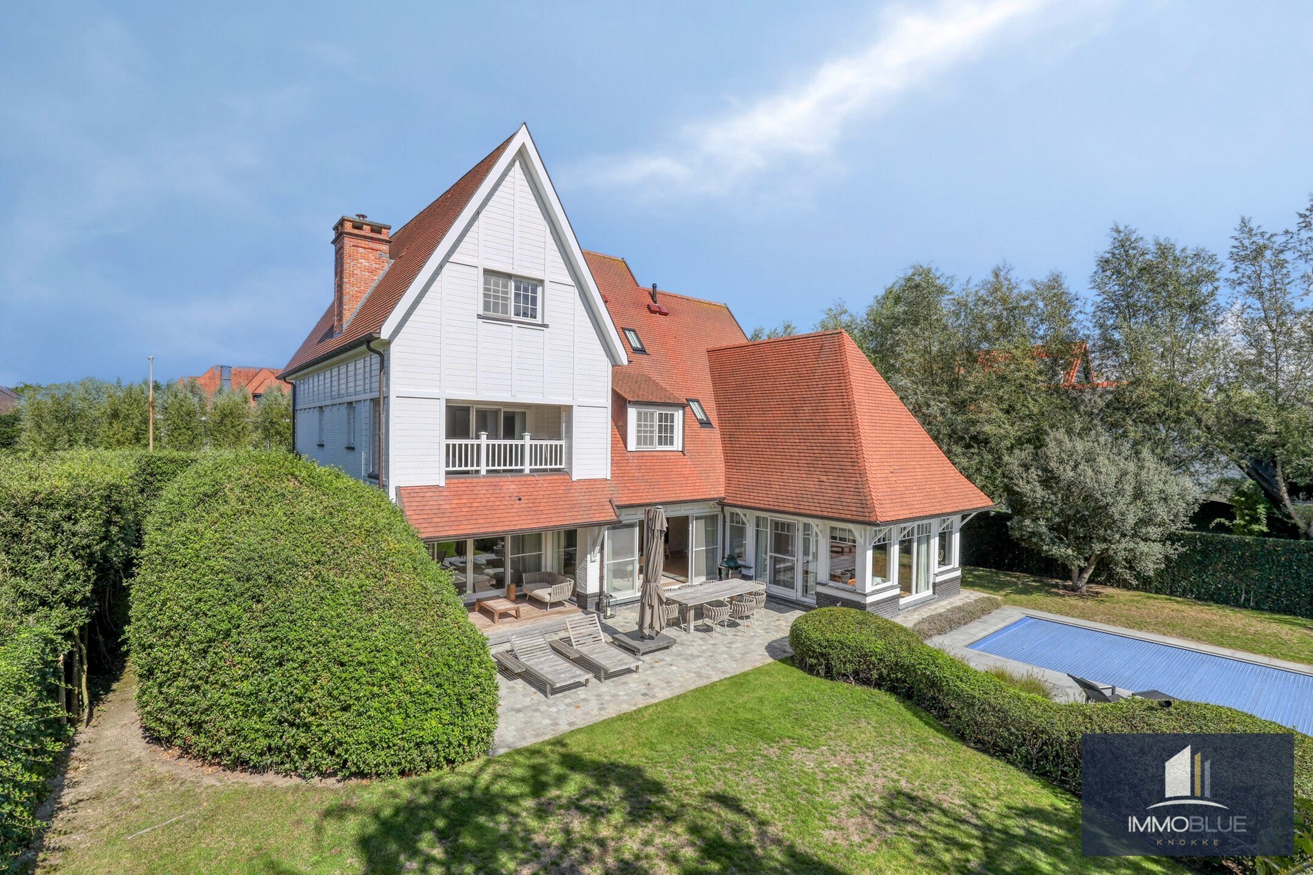 Luxueuze en stijlvolle villa in Engelse Cottage stijl met verwarmd zwembad gelegen in het Zoute. 