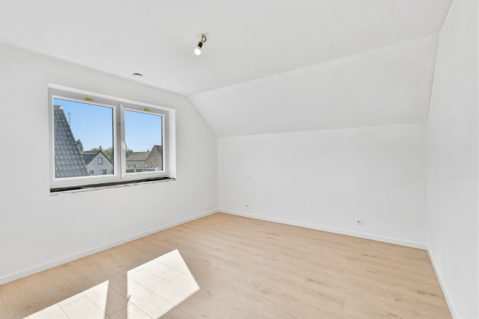 Gezinswoning met drie slaapkamers op goeie locatie 