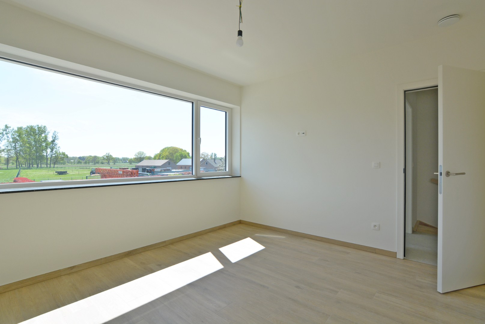 Moderne, energiezuinige, halfvrijstaande woning met carport op 3 a 80 ca. 