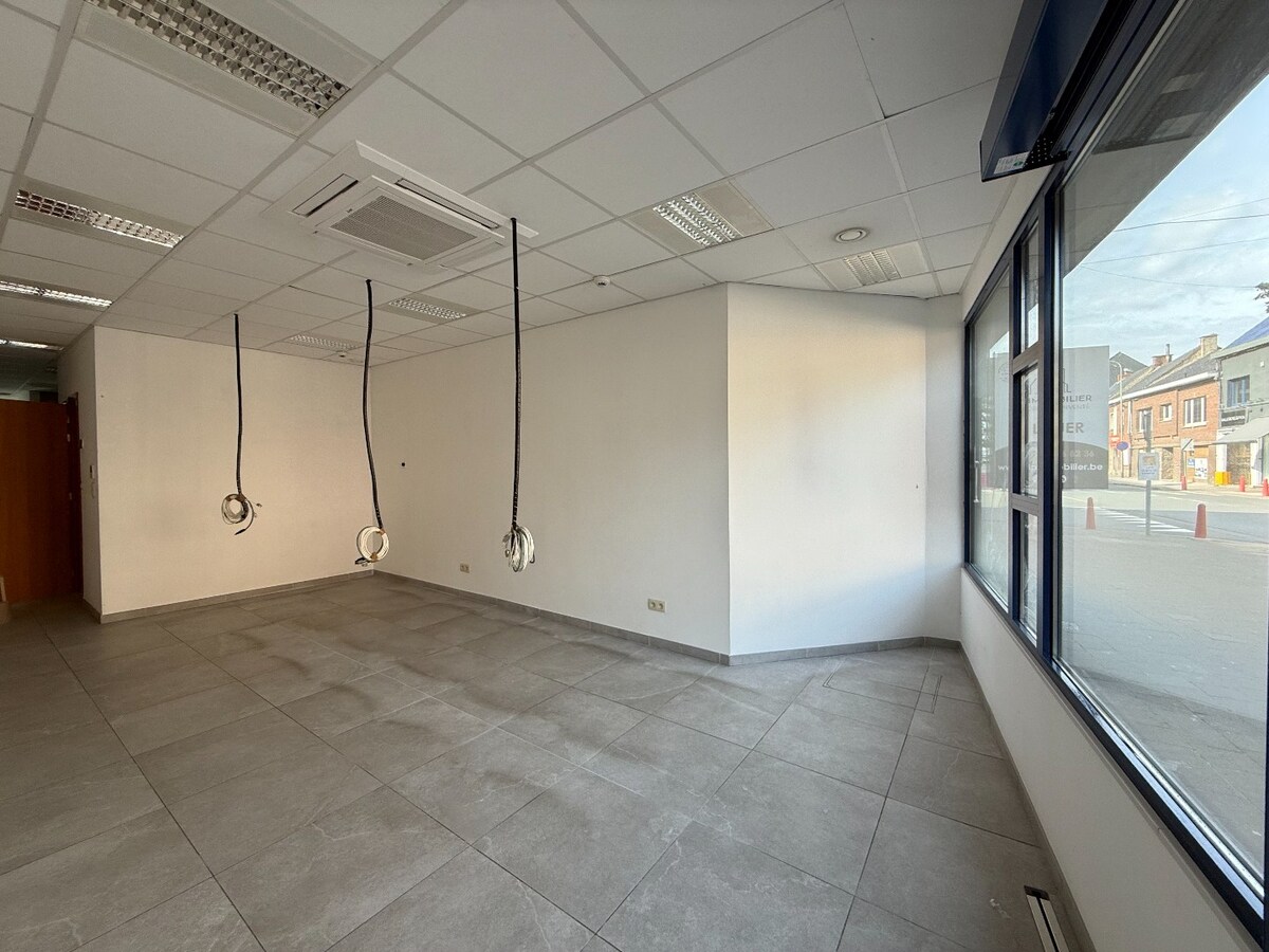 À Dottignies : surface commerciale modulable de ±116 m² avec jardin et excellente visibilité ! 
