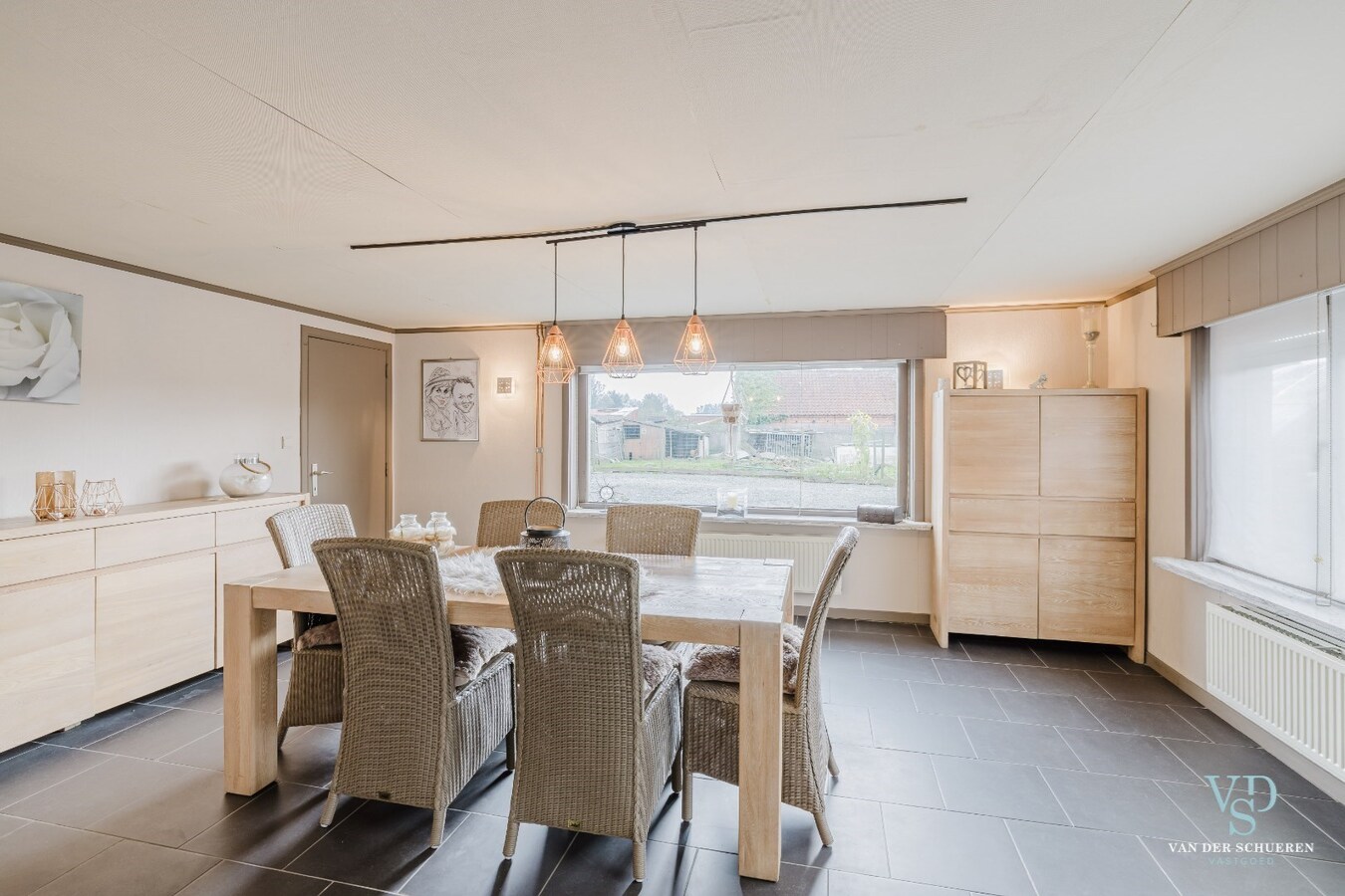 Ruime woning met atelier / garage. 