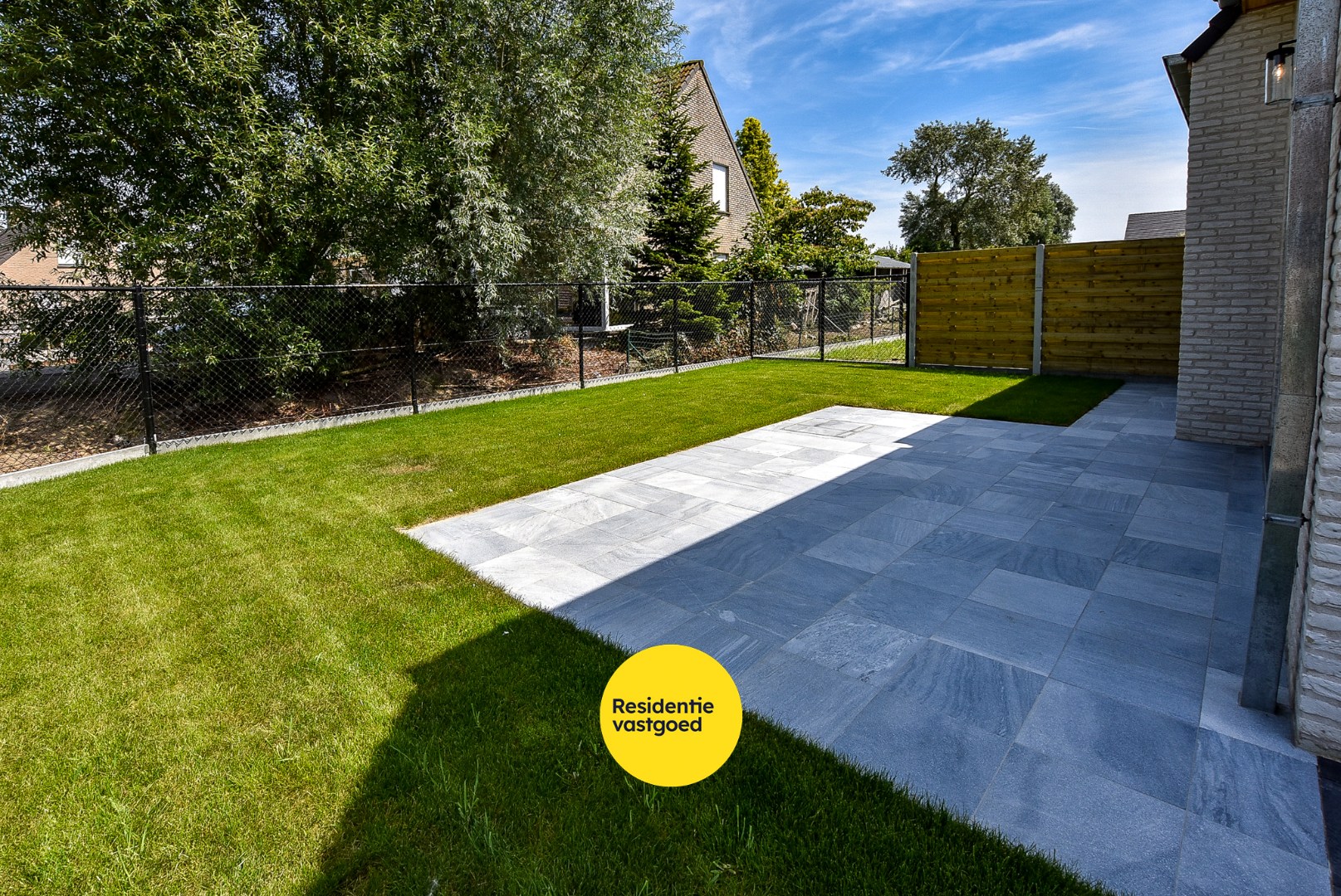 Ruime energiezuinige recente halfopen bebouwing  (2024) met inpandige garage op 258m² gelegen te Houthulst. 