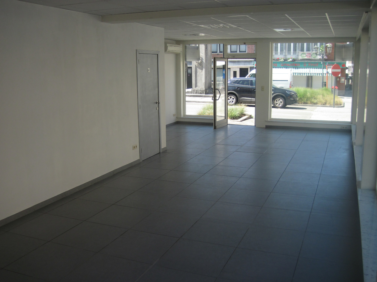 Gelijkvloers pand op top-ligging. Mogelijkheden als winkel of kantoor. 