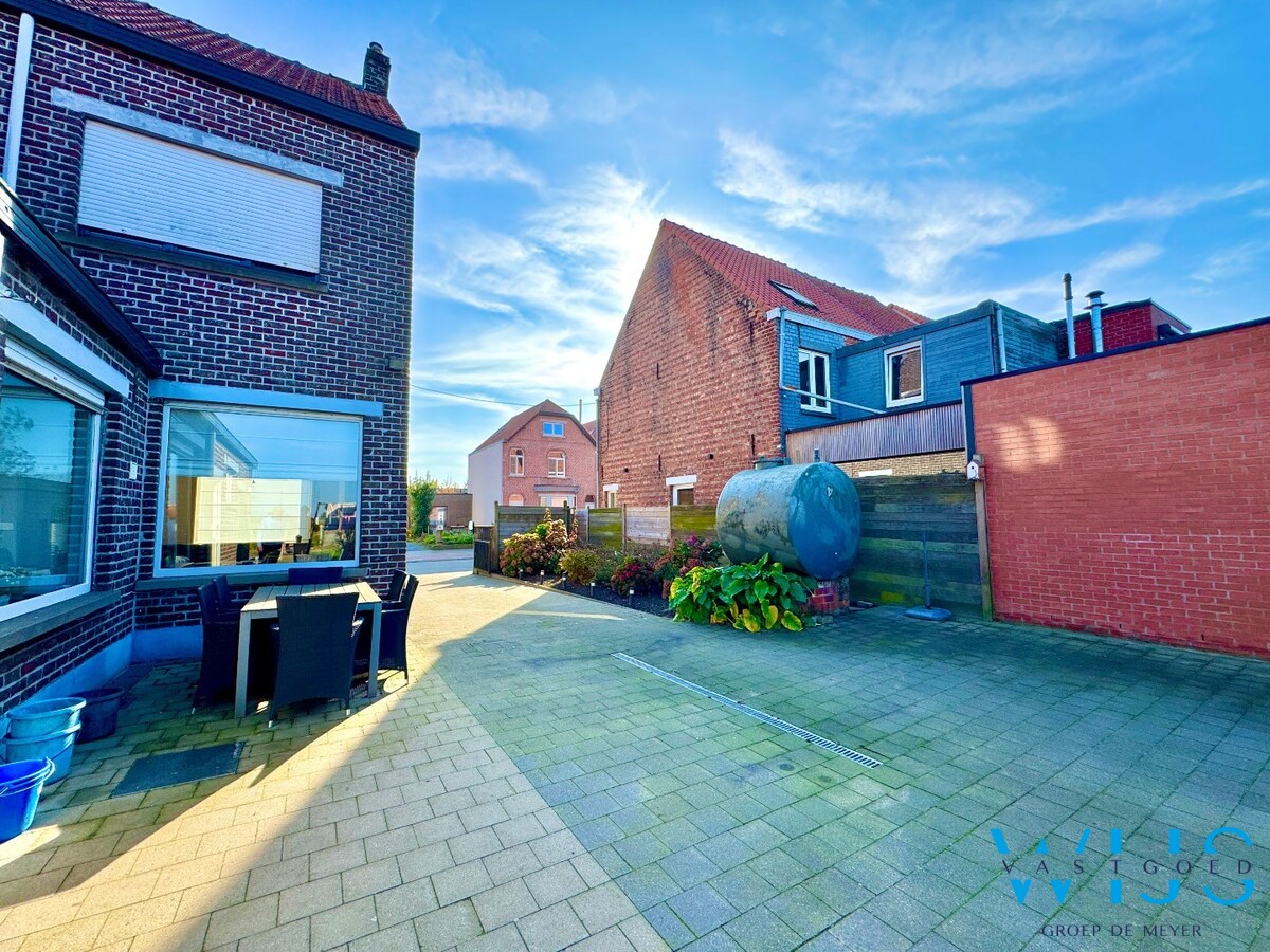 Stevig woonhuis aan de rand van het centrum van Sleidinge 