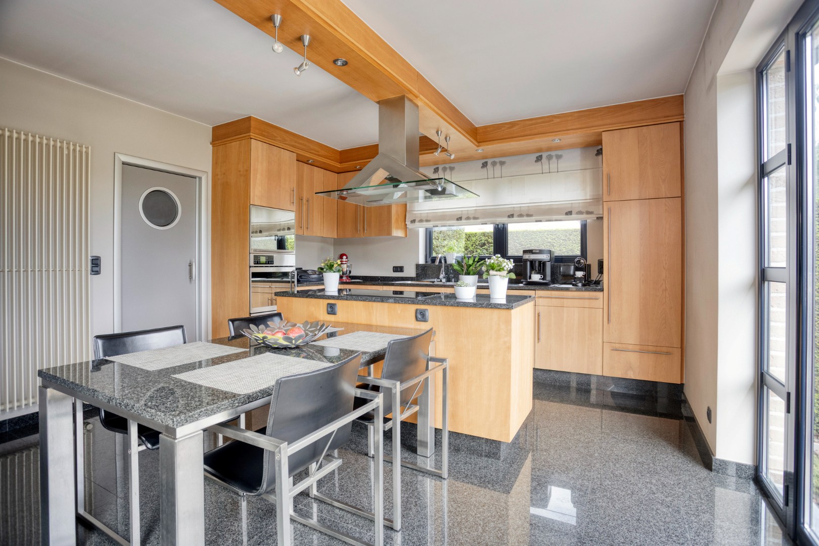 Gesloten keuken met eiland