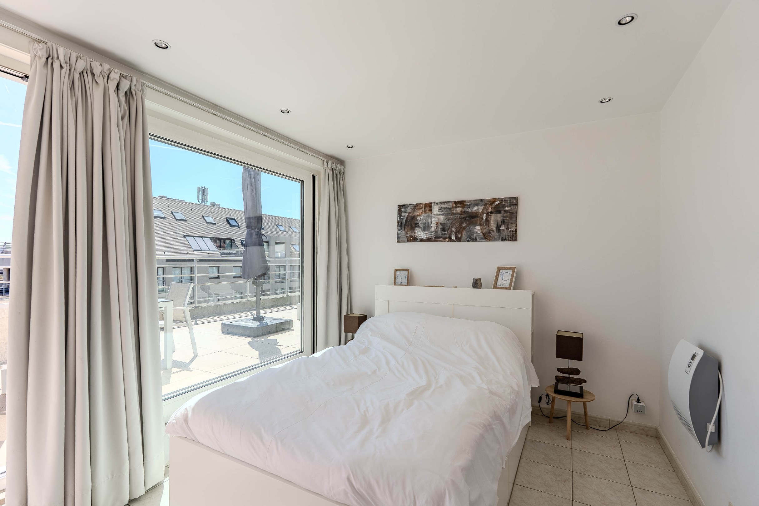 Schitterend penthouse met 2 slaapkamers, ruime terrassen en zijdelings zeezicht. 