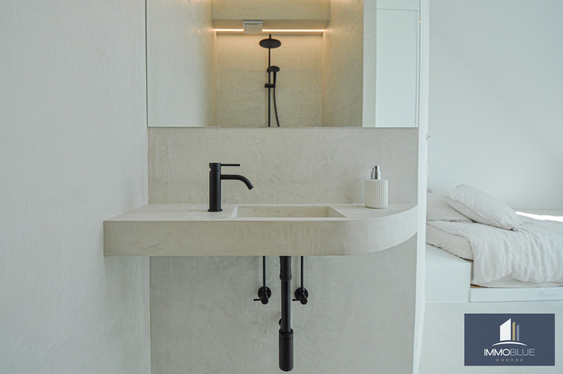 Appartement entièrement rénové avec une grande terrasse ensoleillée. 