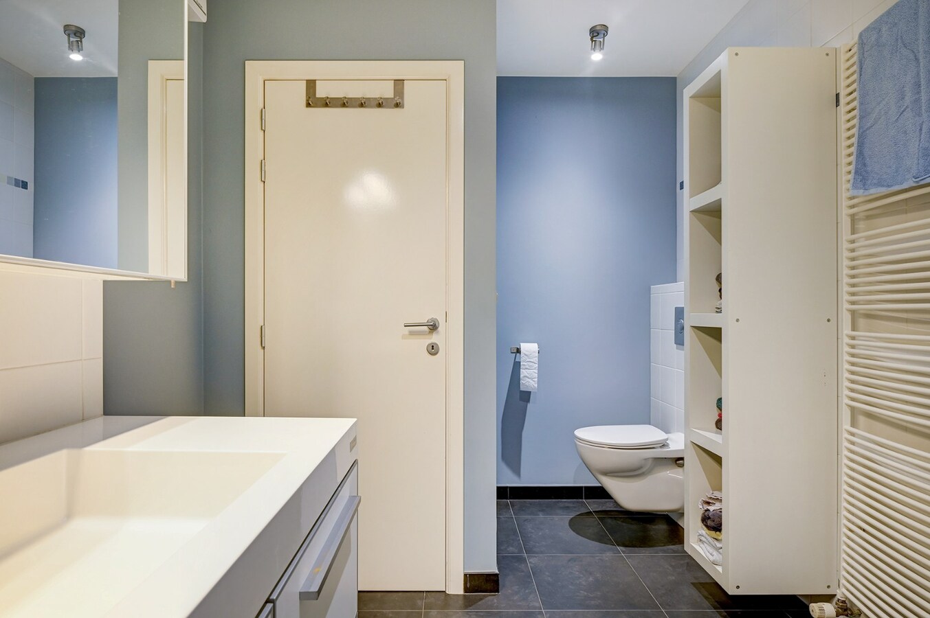 Ruim, centraal gelegen appartement met twee slaapkamers en staanplaats 