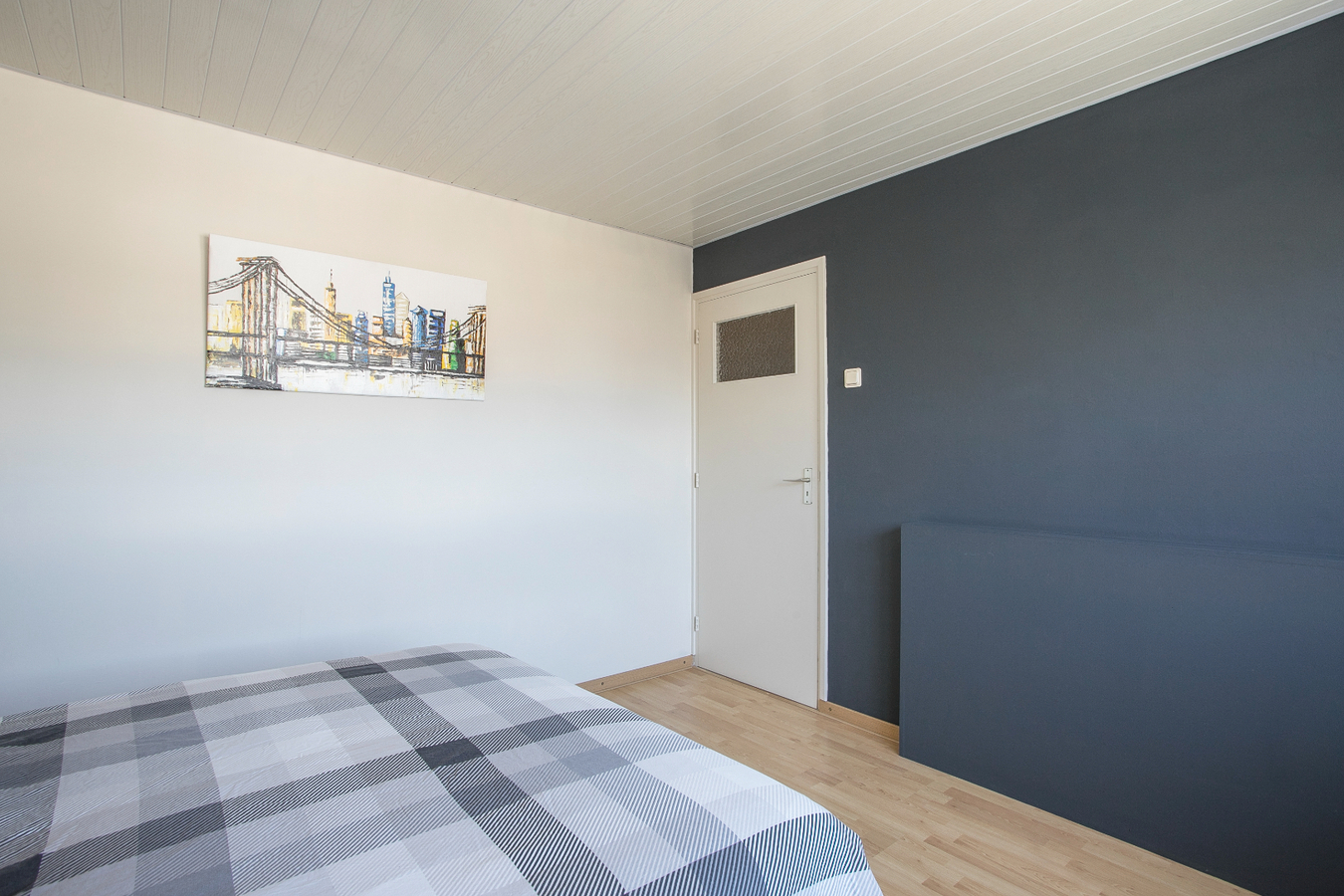 Instapklare eindwoning met 3 slaapkamers en grote zolderverdieping, berging en zonnige achtertuin. 