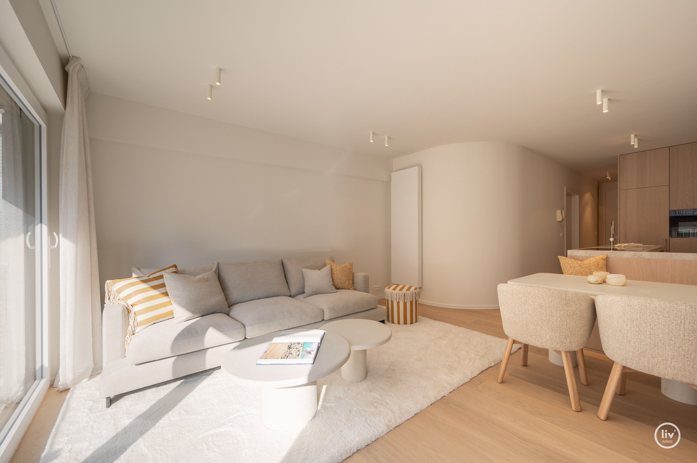 Luxueus gerenoveerd tweeslaapkamerappartement op toplocatie te Dumortierlaan. 