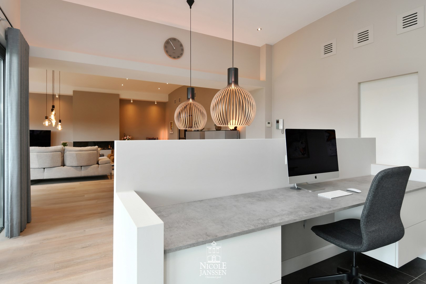 Vast bureelhoekje in de leefruimte / keuken 