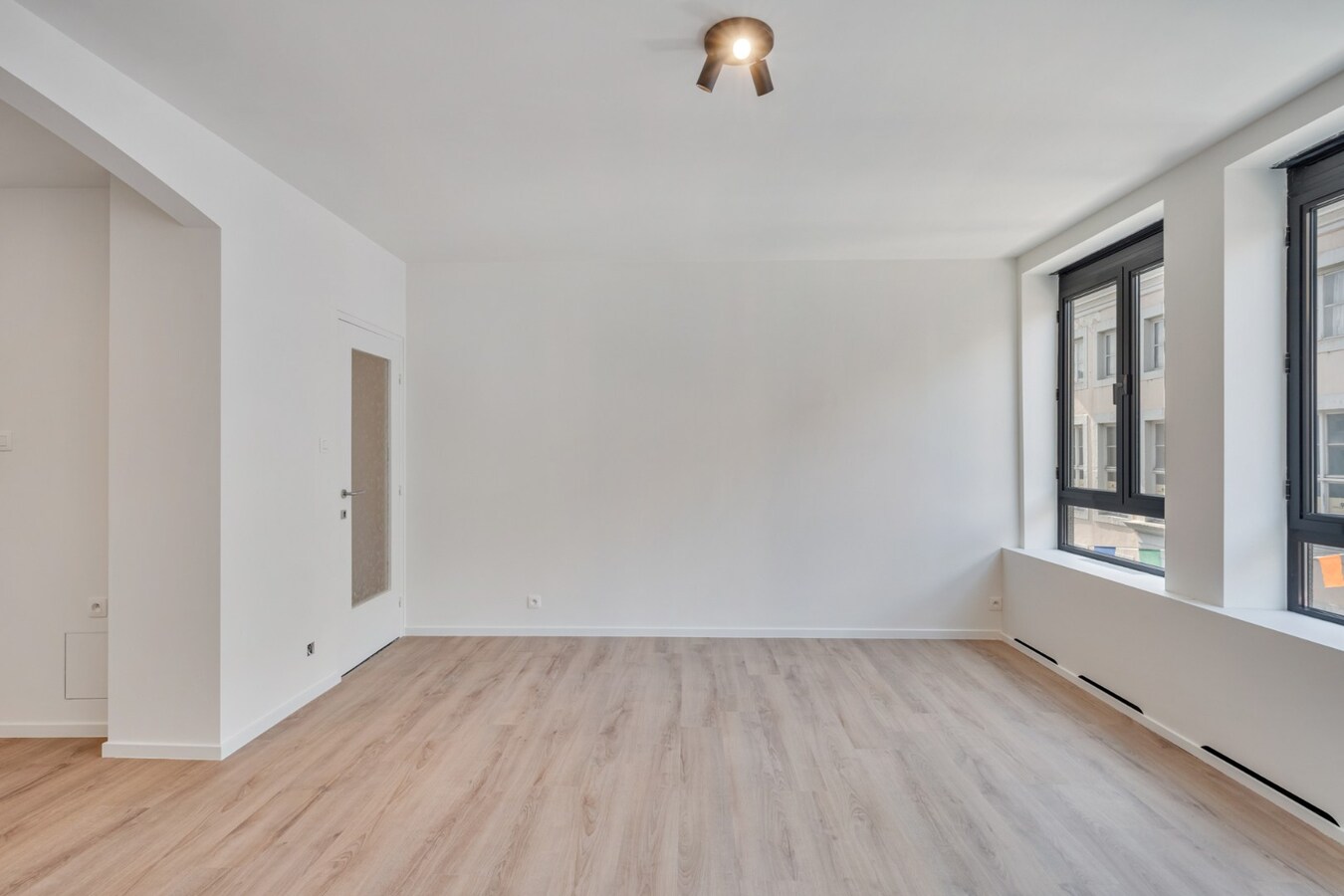 Stijlvol gerenoveerd appartement met moderne uitstraling in het centrum van Maaseik! 