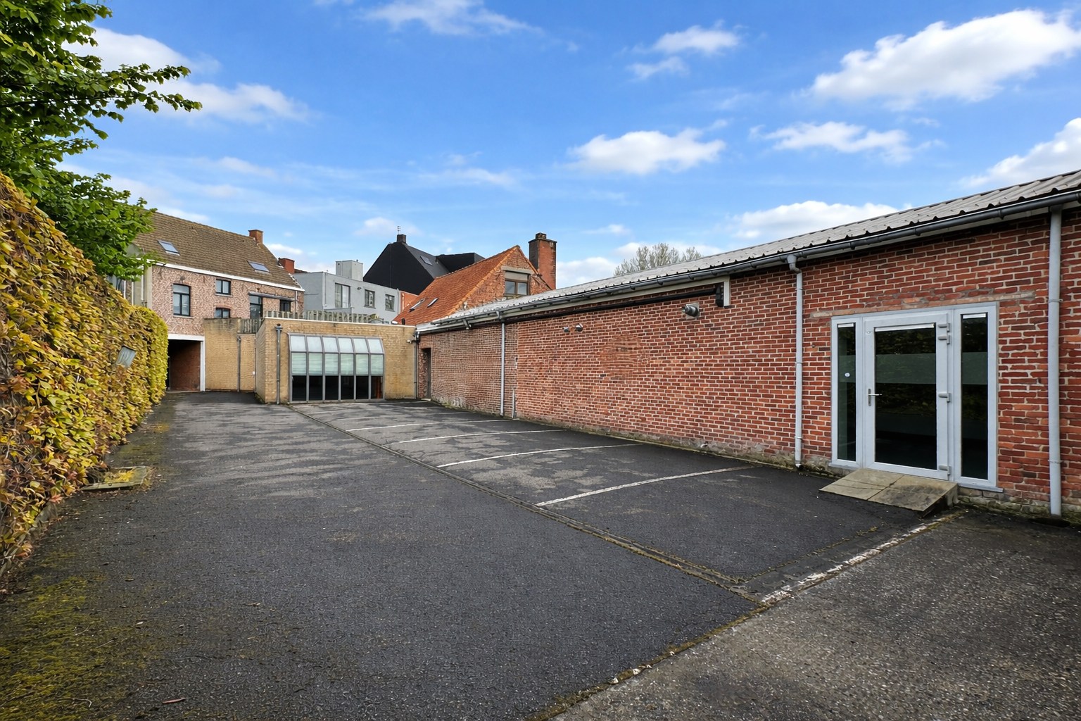 Handelspand: winkel / kantoor, instapklaar, (300 m²), mét parking, Torhout 