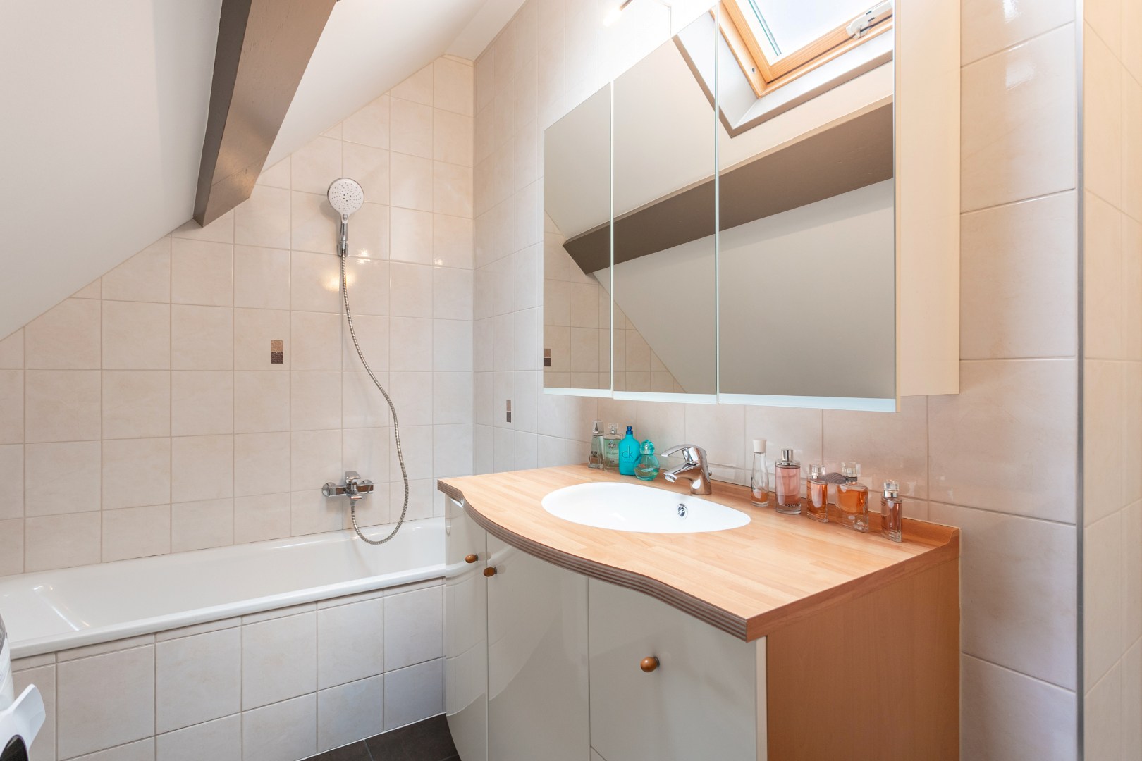 Opbrengsteigendom te koop met 3 app (+-100m²) én garagebox 