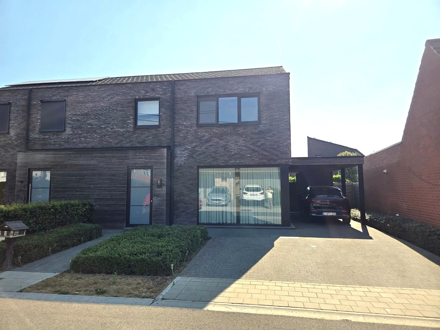 Ruime en recente halfopen bebouwing met 3 slaapkamers, carport en ruime tuin 