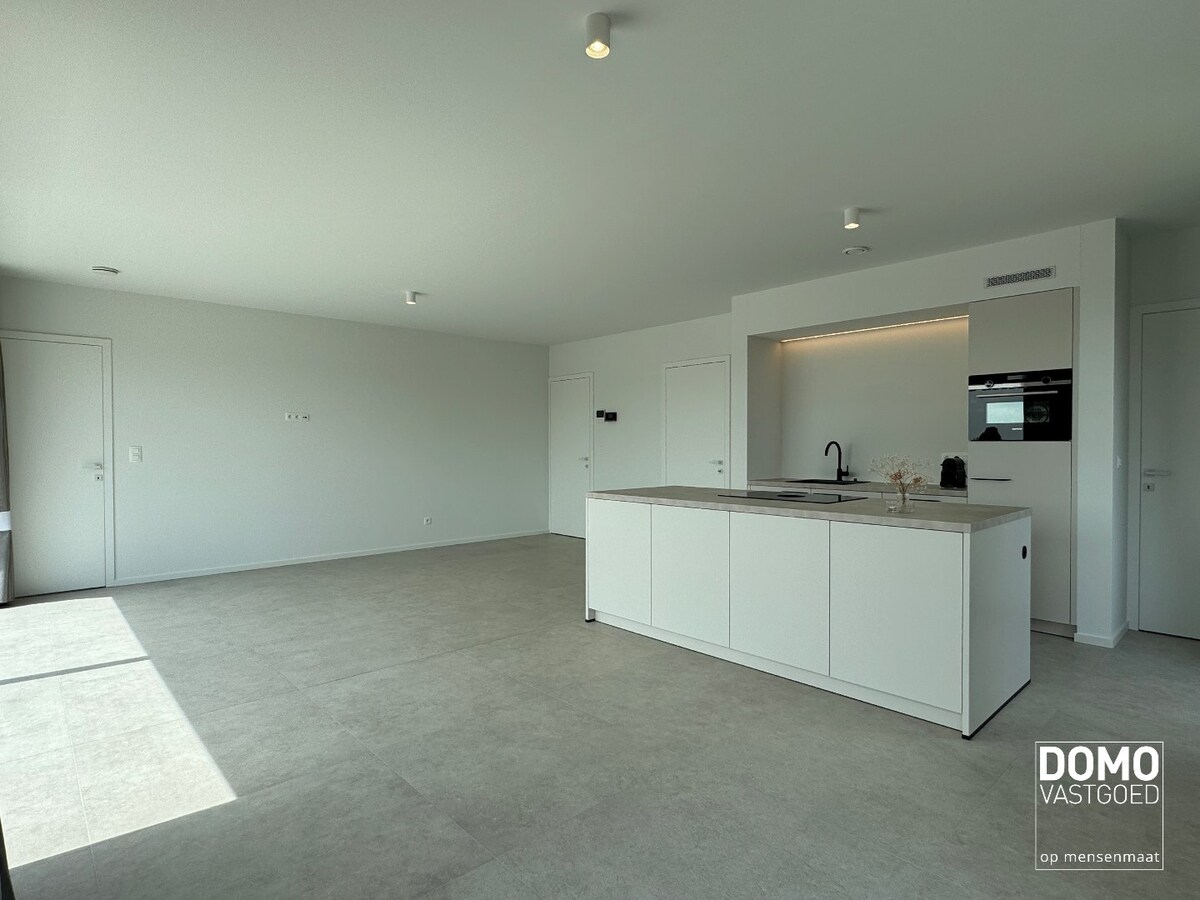 PENTHOUSE MET 2 SLAAPKAMERS, RUIM TERRAS EN AUTOSTANDPLAATS TE KERMT 