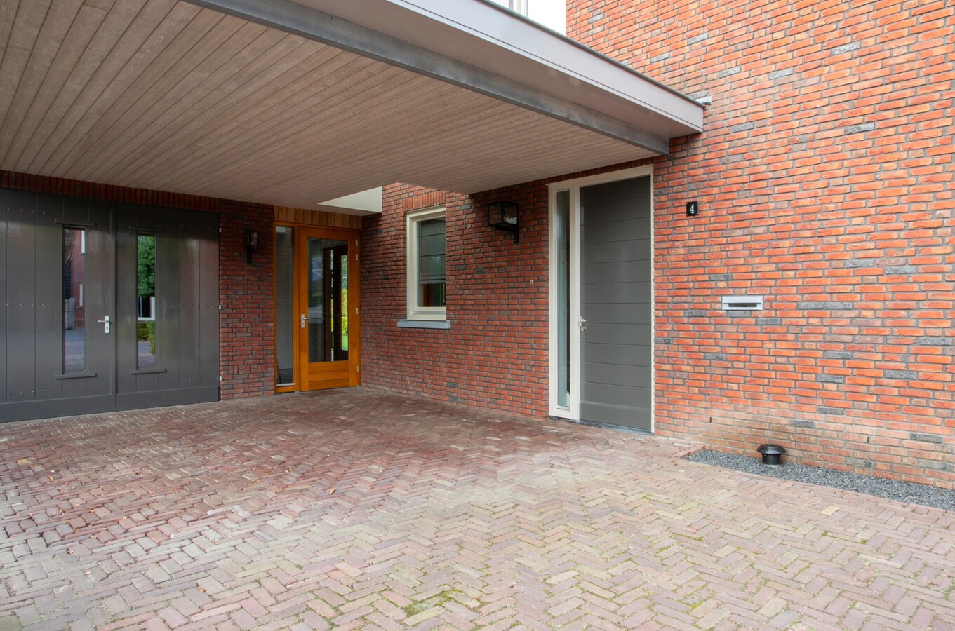 Unieke, onder architectuur gebouwde villawoning met luxe afwerking en prachtig uitzicht op het buitengebied. 