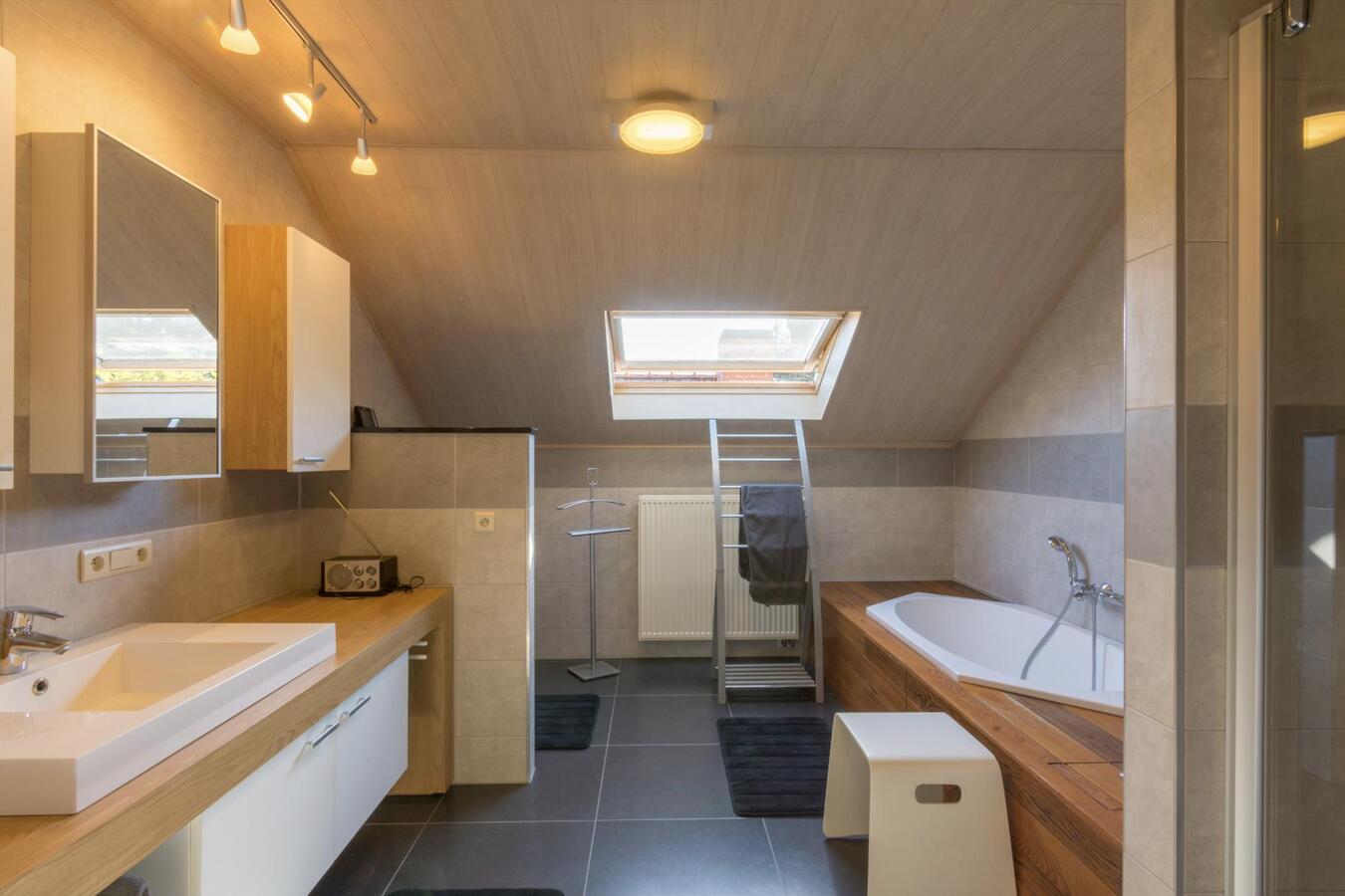 Instapklare villa met prachtige tuin te Destelbergen 