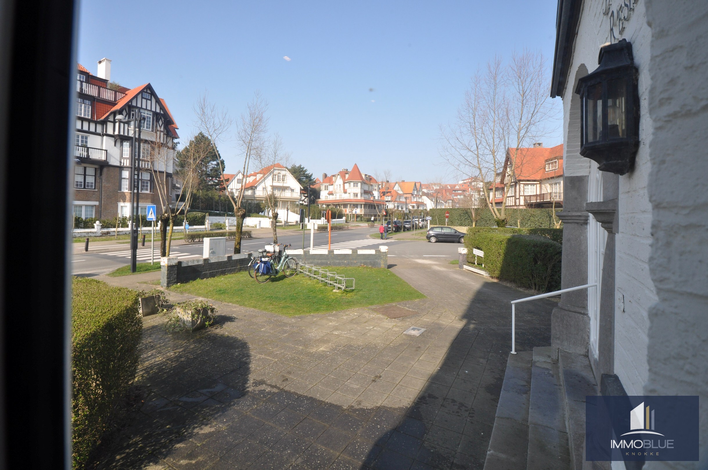 Sfeervol appartement gelegen in een iconische residentie op enkele stappen van het Albertplein.. 