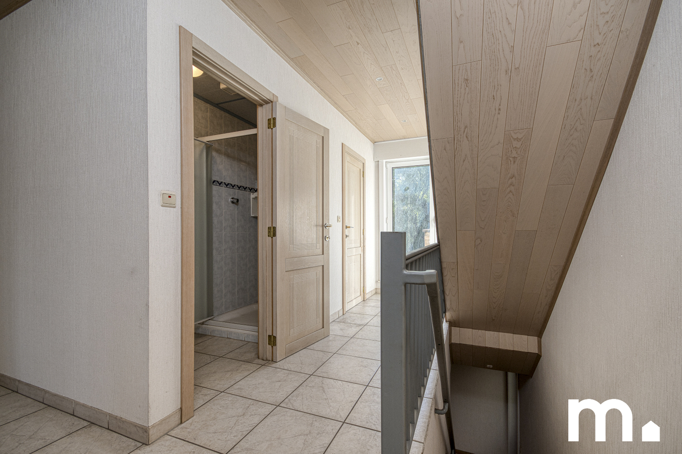 Veelzijdig handelshuis met ruime woonst van 433 m², privétuin en magazijn van 135m² te Oostrozebeke 