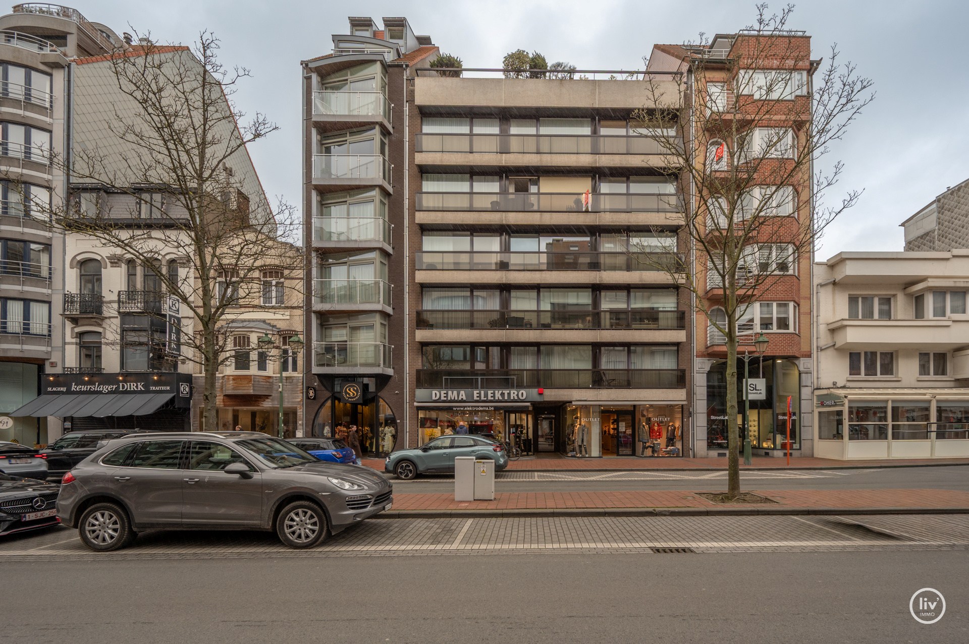 Aangenaam ruim 2 slaapkamerappartement met garage in het gebouw te Lippenslaan gelegen. 