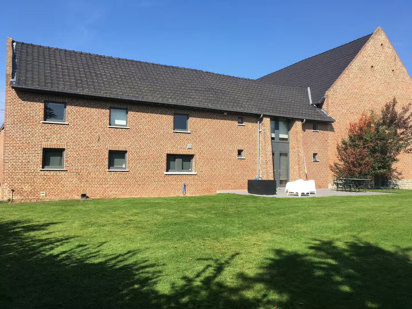 RUIME WONING VAN 390 m² MET GROTE TUIN EN ZWEMBAD 