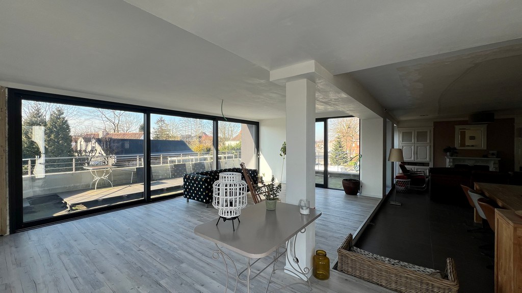 Showroom met werkplaats en appartement te koop in Wondelgem