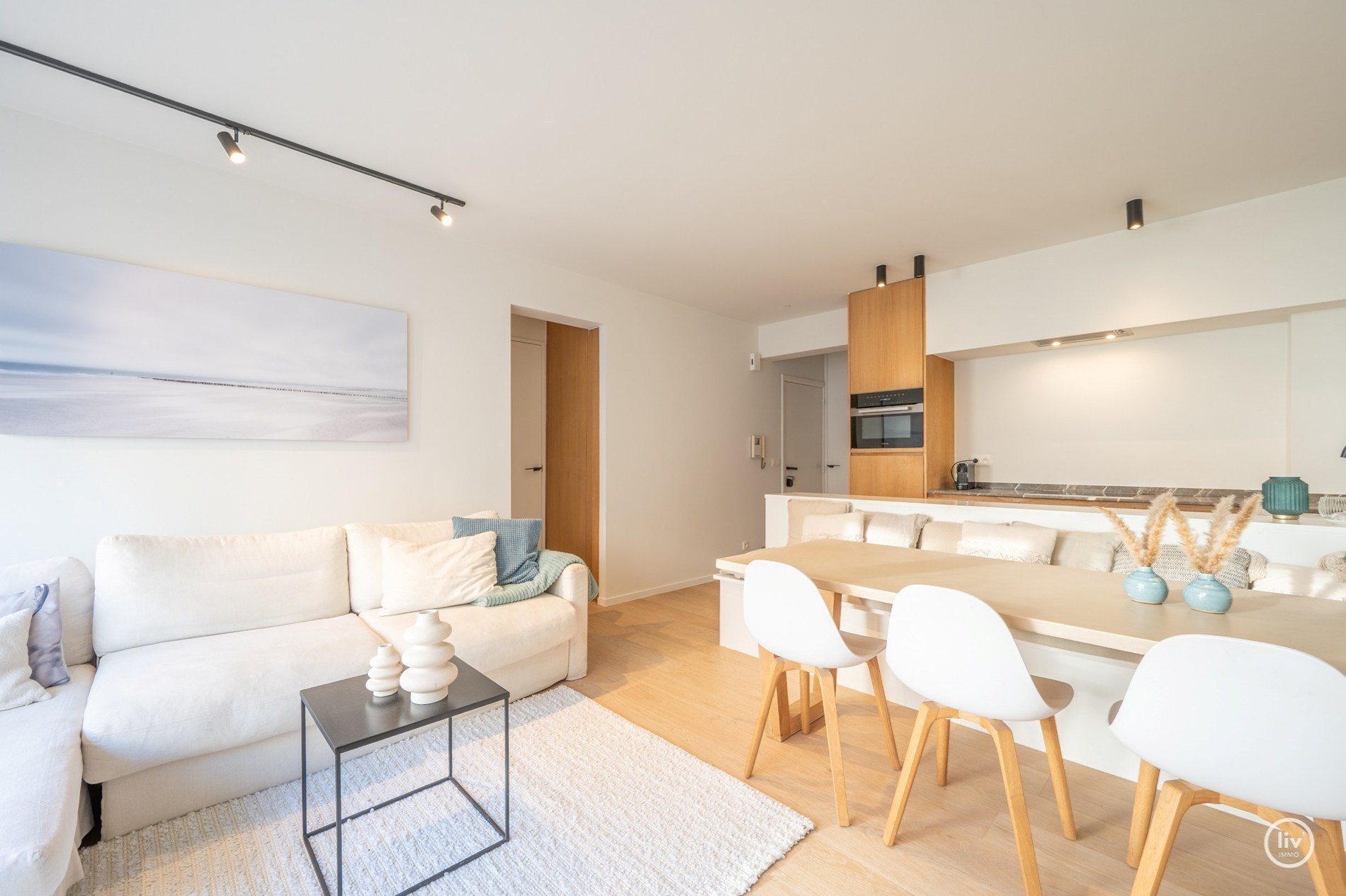 Prachtig gerenoveerd 2 slaapkamerappartement op een aangename ligging vlakbij de Lippenslaan te Knokke. 