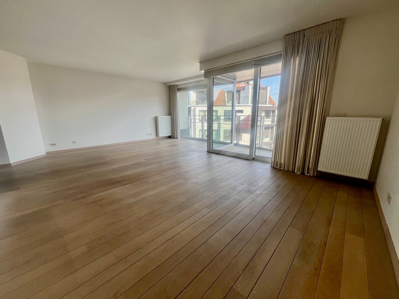 Non-meublé - Grand appartement résidentiel avec une belle vue dégagée, situé en plein centre près de l'avenue Lippens. 