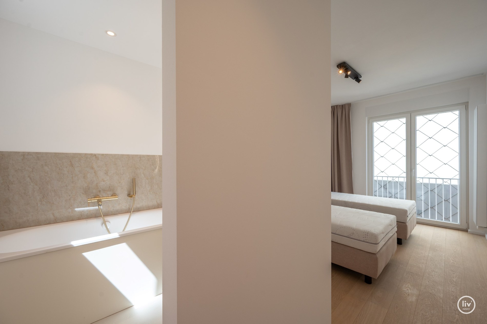 Lichtrijke penthouse met open zicht op toplocatie nabij Dumortierlaan. 