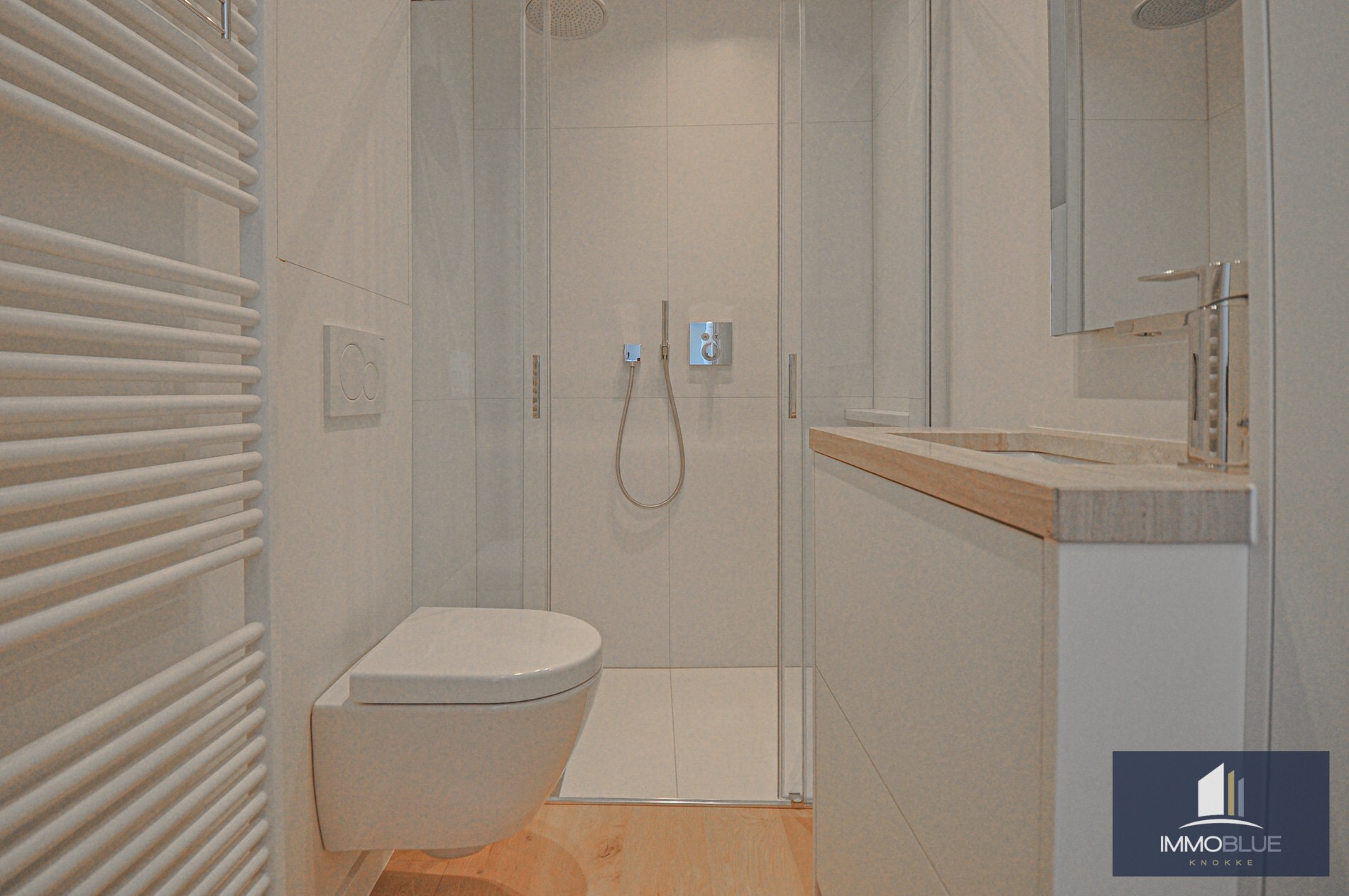 Volledig gerenoveerd dakappartement met een terras van ongeveer 45 m². 