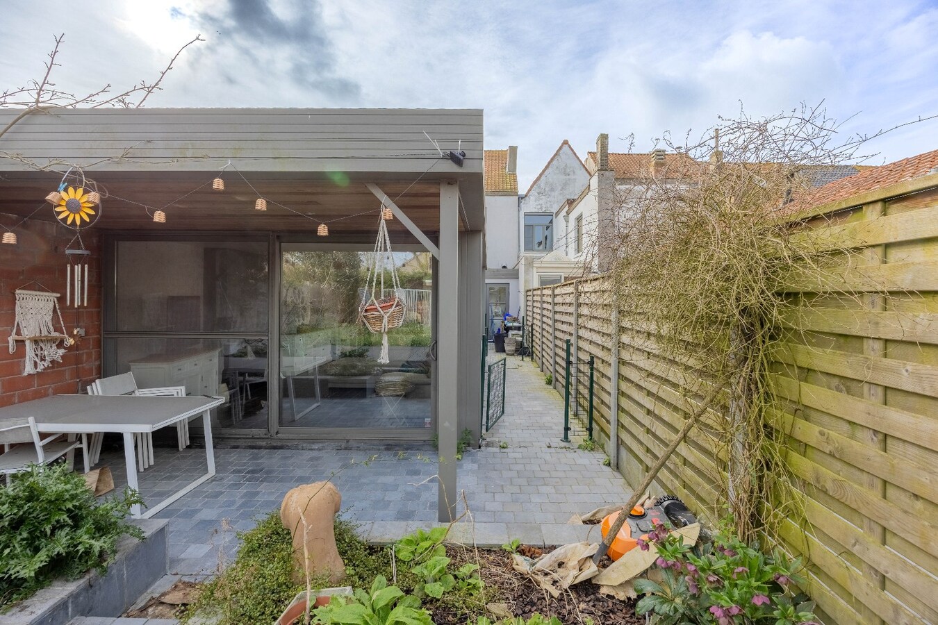 Uniek handelspand met woonst in het charmante Lissewege – tal van mogelijkheden! 