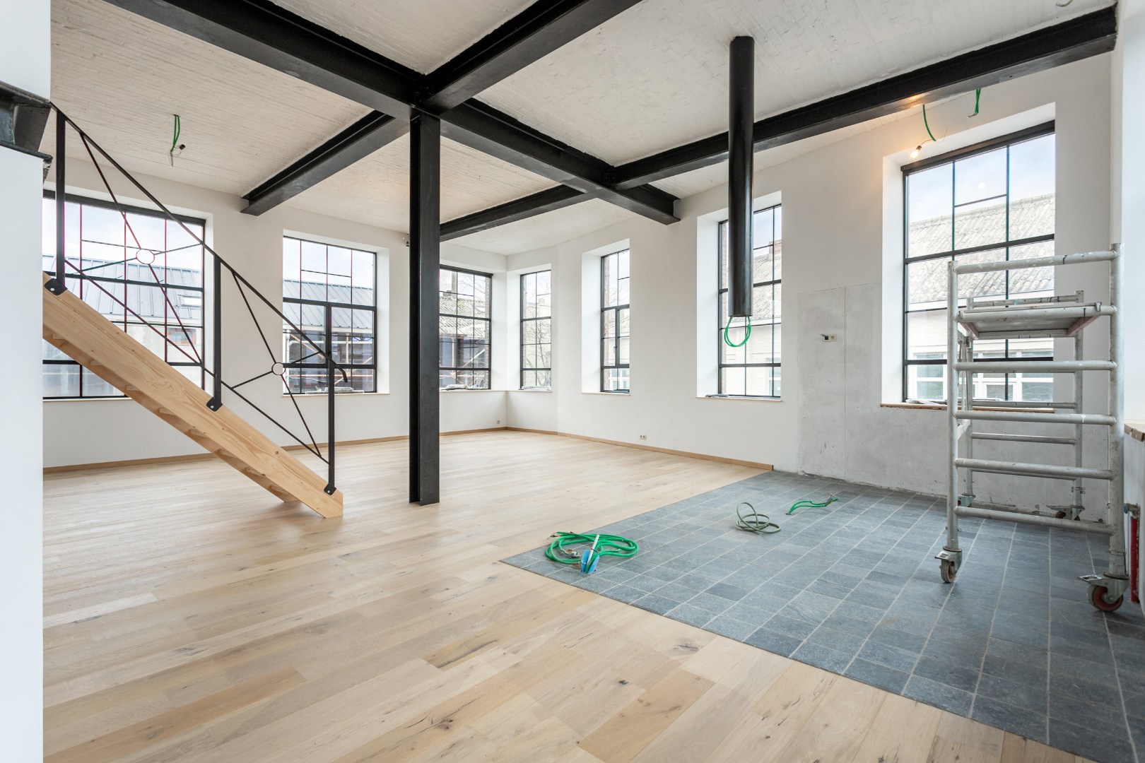 Opbrengsteigendom met gerenoveerde loft (EPC B) en atelier (100m²) naast het station van Braine-le-Comte 
