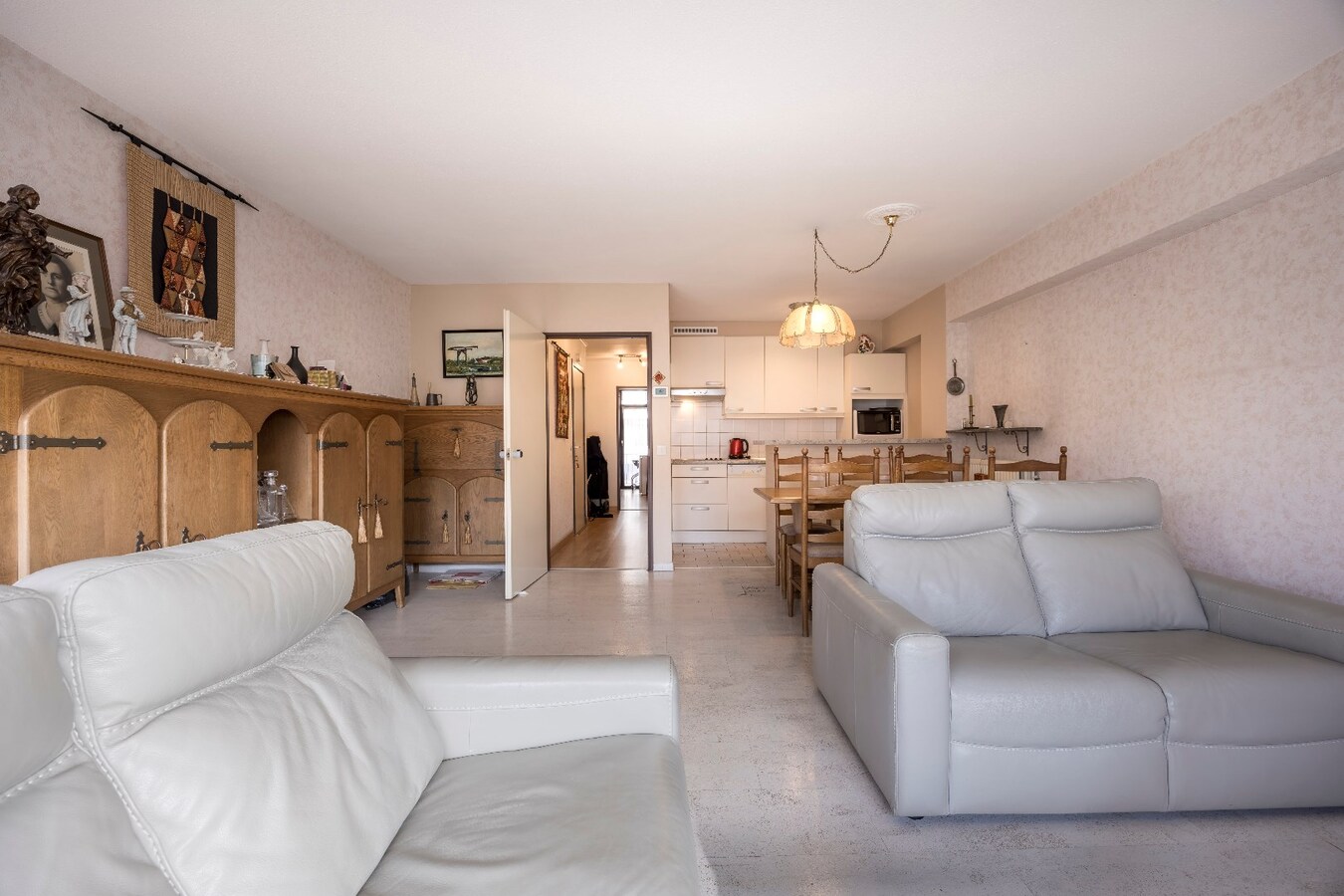 Zonnig tweeslaapkamerappartement op enkele passen van de zeedijk te Heist. 