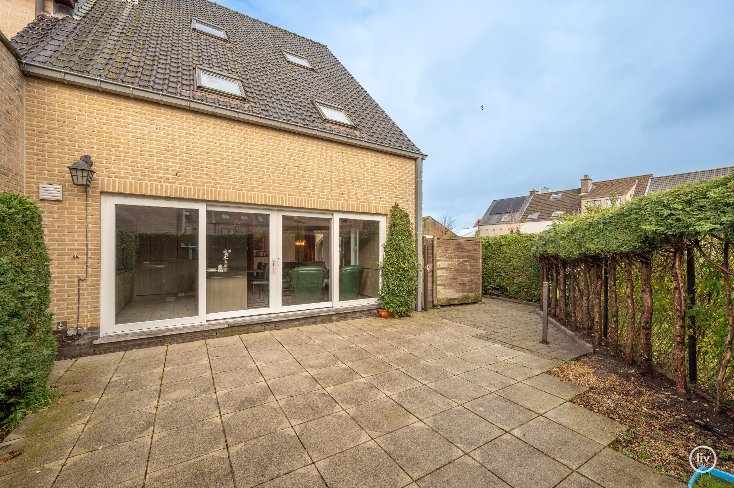 Ruime woning met 4 slaapkamers gelegen in centrum Knokke vlakbij Duinenwater. 