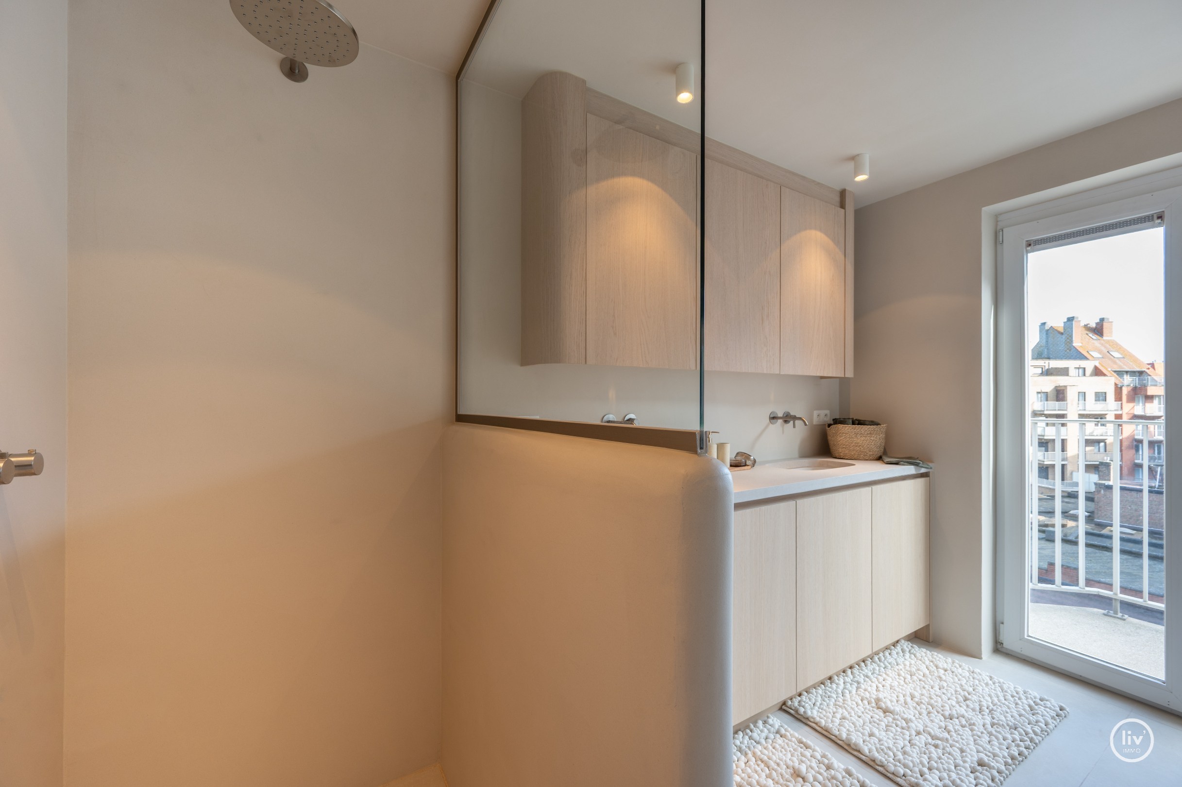 Appartement en duplex de luxe avec mezzanine, idéalement situé dans l'avenue Nellens à Knokke (avec possibilité d'acheter un box garage double intégré) 