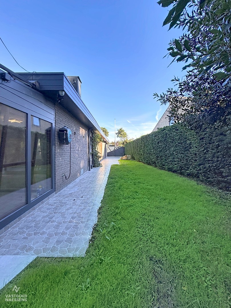 RUIME BUNGALOW MET TUIN EN GARAGE 