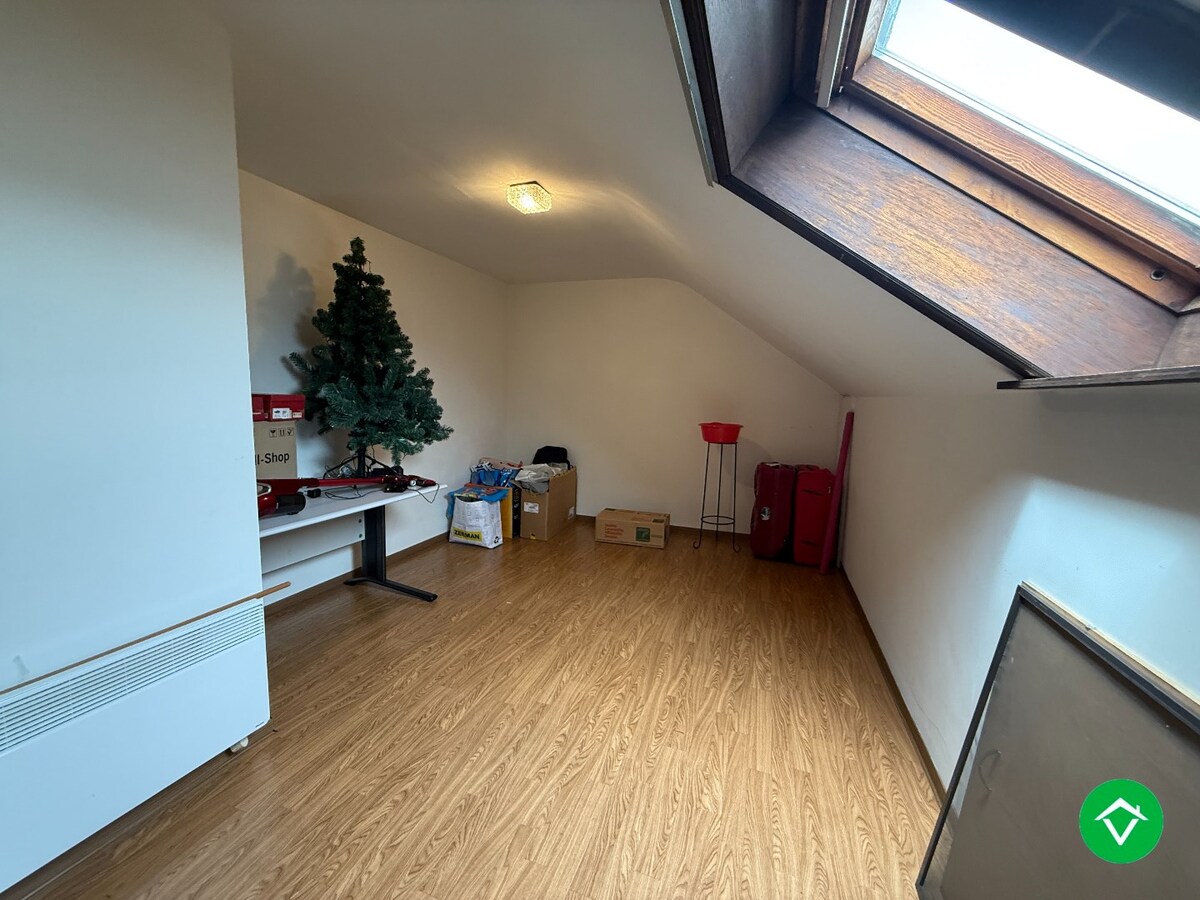 Alleenstaande woning met 5 slaapkamers, tuin en garage/loods te Roeselare 