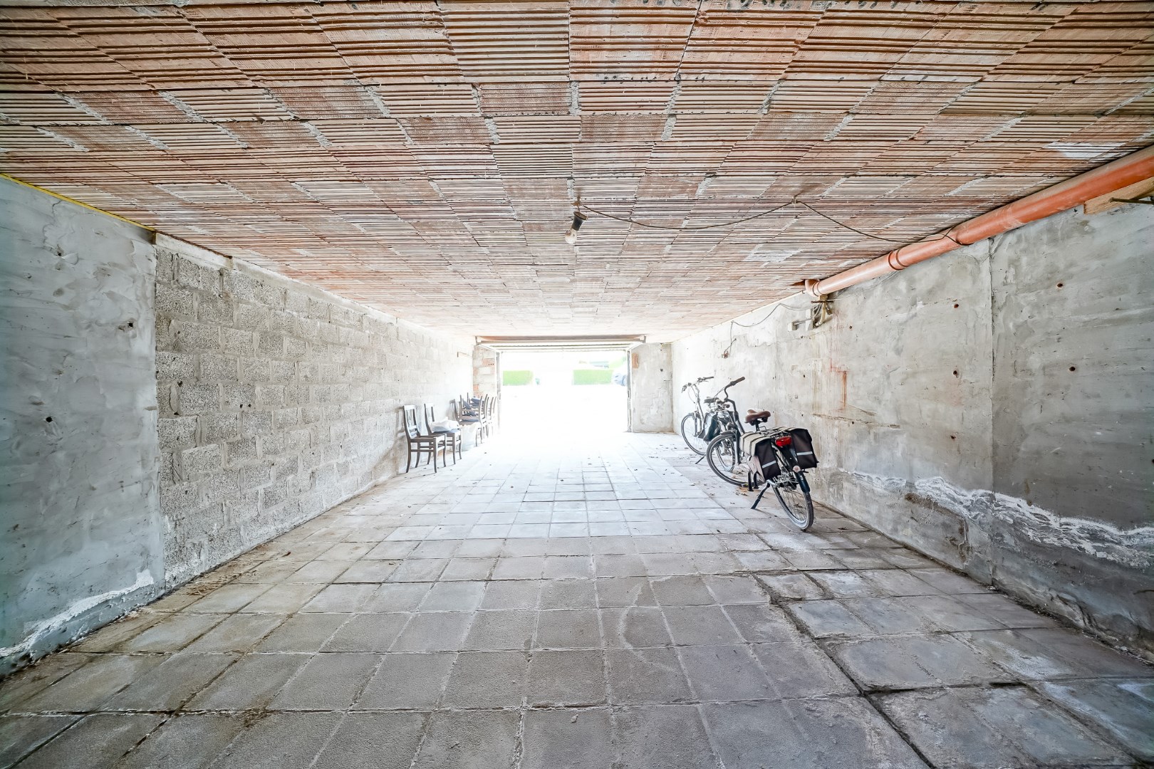 Opbrengstwoning met 2 verhuurde appartementen, tuin en 2 garages in Stene 