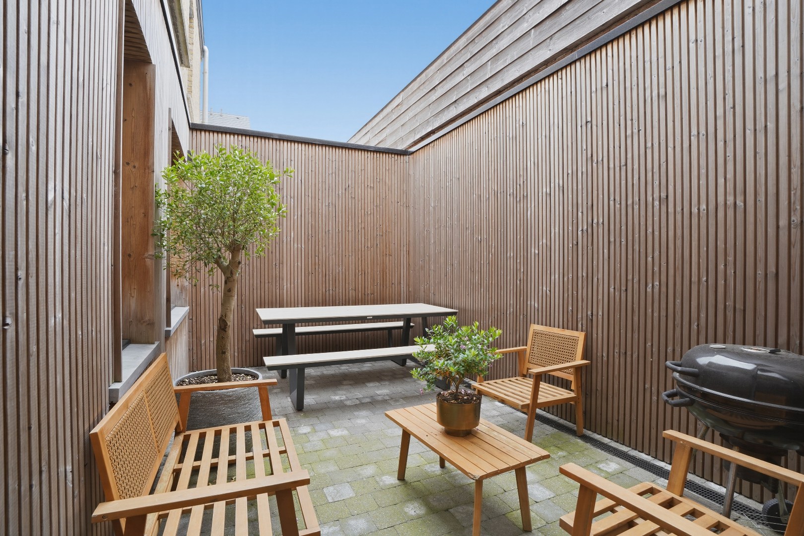 Subliem gerenoveerde herenwoning met 6 slaapkamers inclusief garage in Nieuwpoort-Stad op 135 m². 