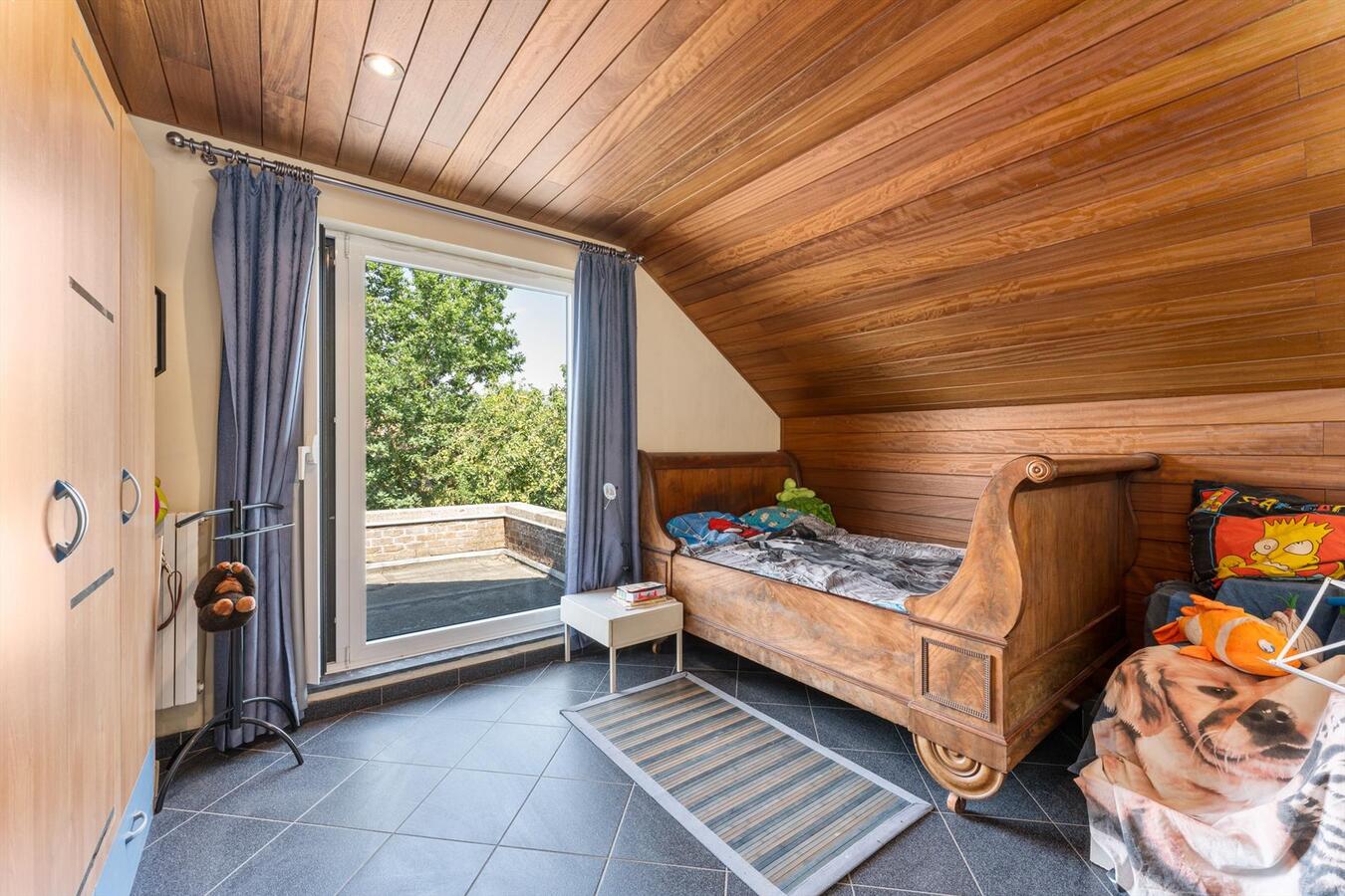 Zéér rustig gelegen woning met 5 slaapkamers en kantoorruimte te Kortemark 