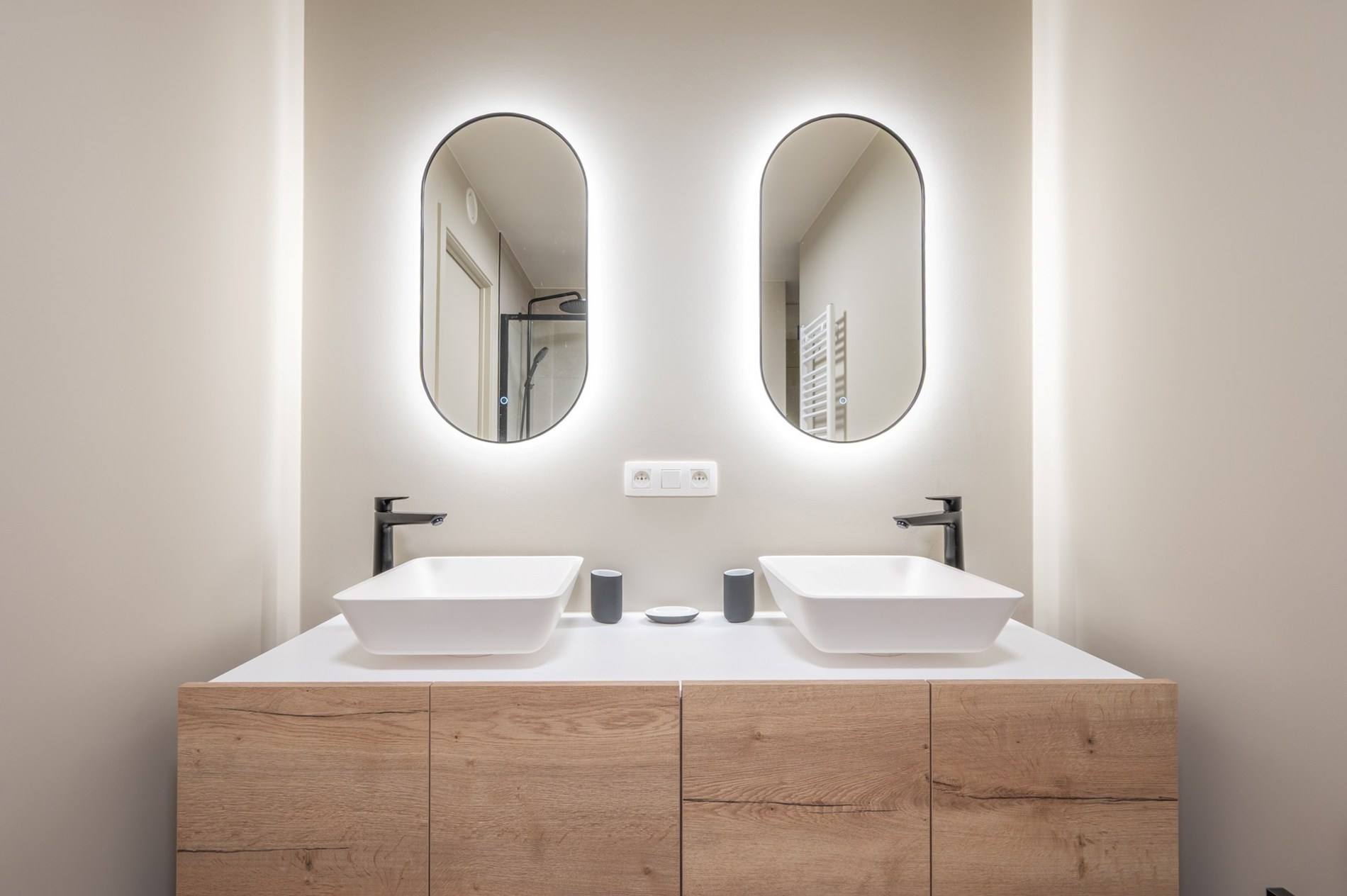 Dit lichtrijke duplexappartement is gelegen in Duinenwater, combineert een praktische indeling met aangename buitenruimtes en een rustige ligging aan het water. 