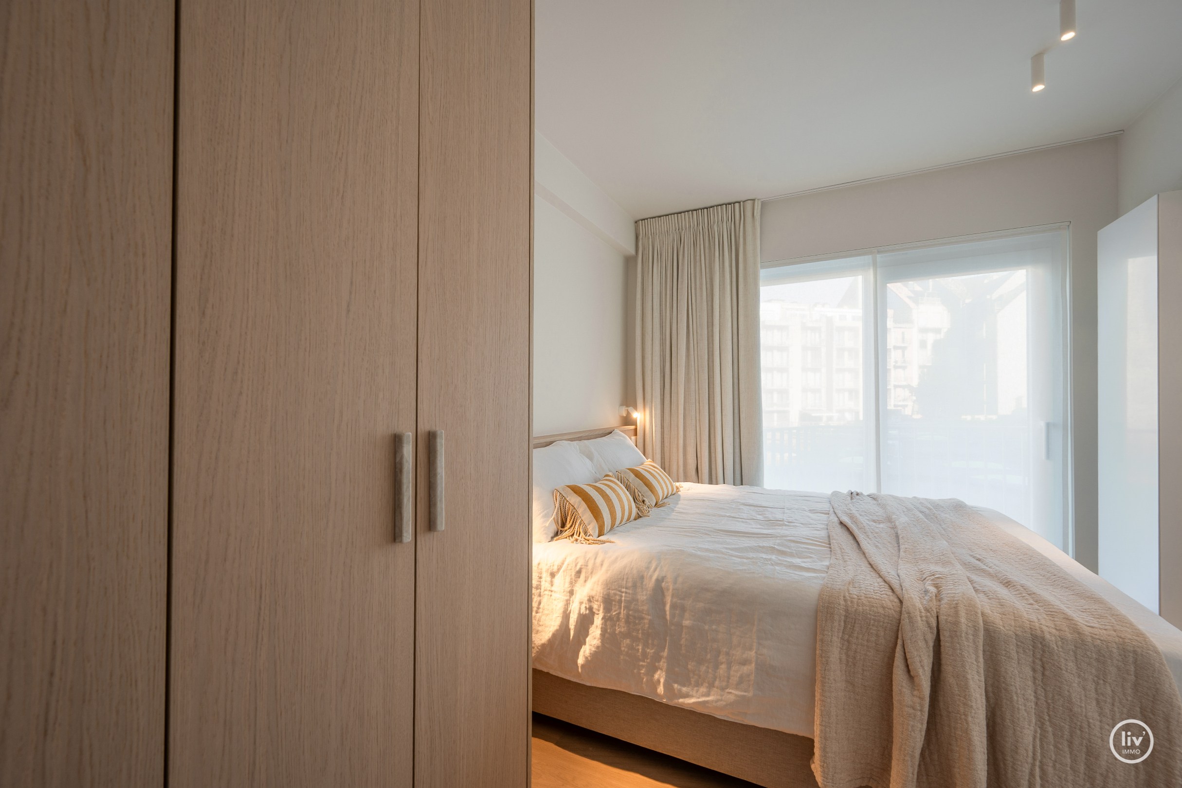 Luxueus gerenoveerd tweeslaapkamerappartement op toplocatie te Dumortierlaan. 