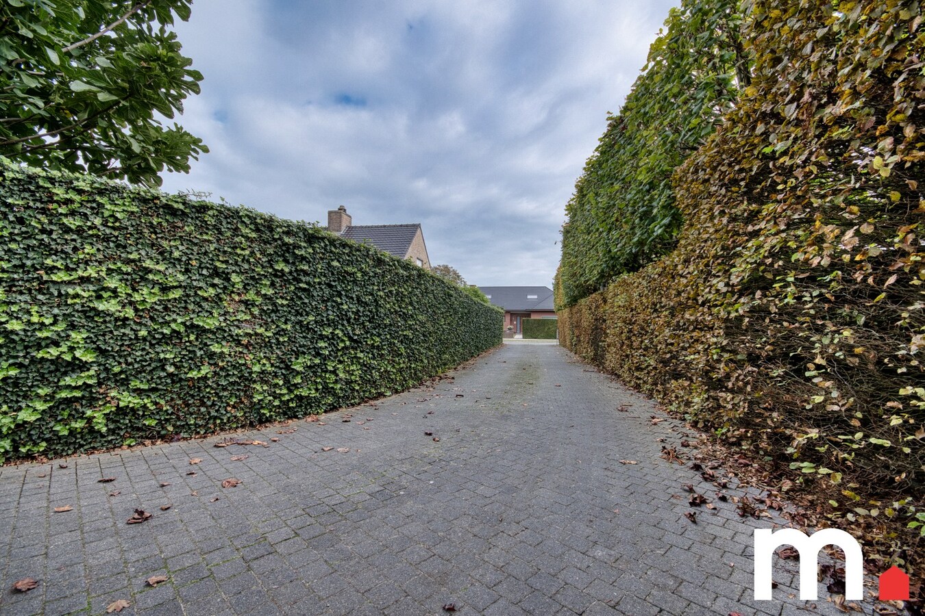 Villa met binnenzwembad, sauna en praktijkruimte (160m2) te Kuurne ! 