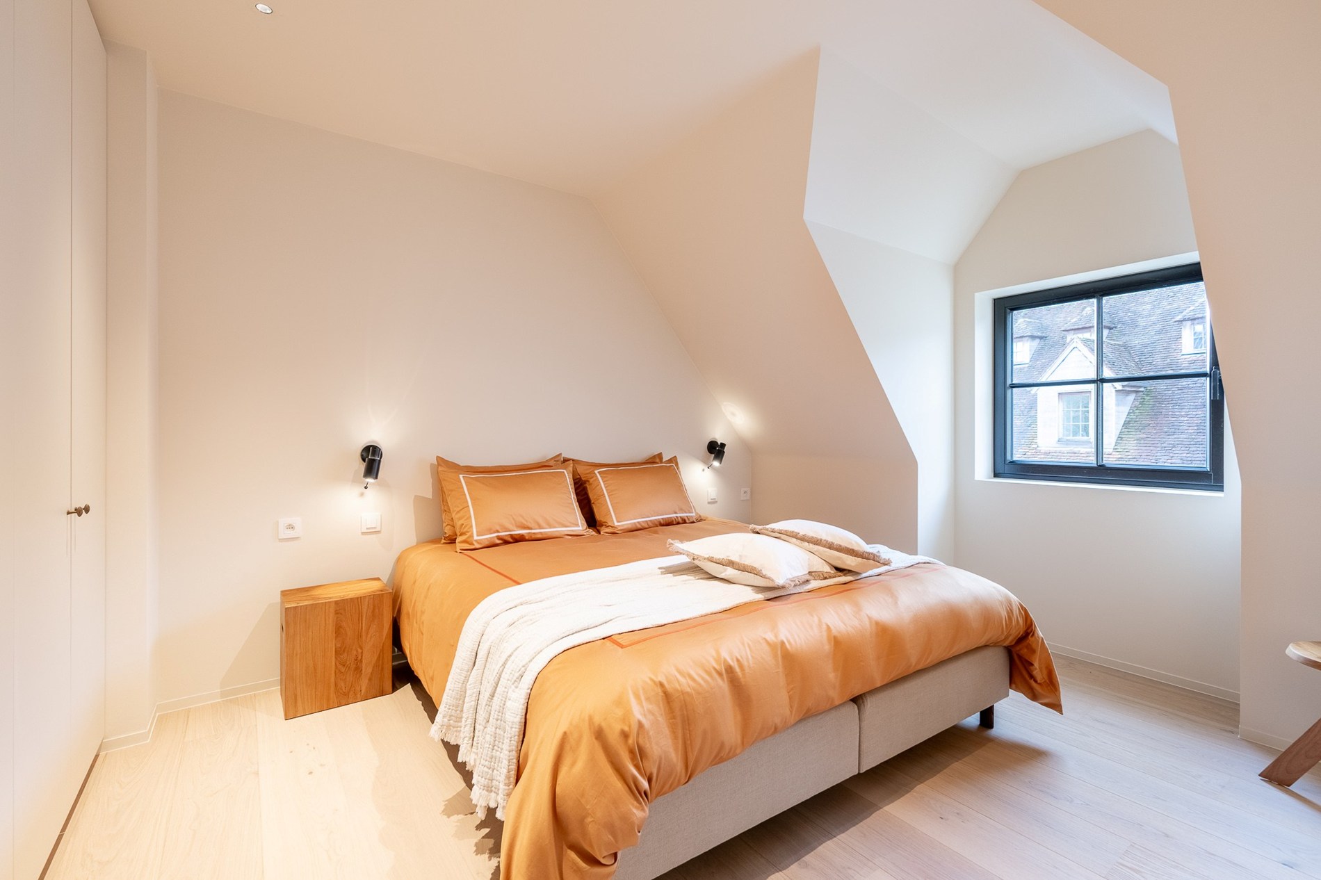 Luxueus gerenoveerde koppelvilla met zwembad in de Noordzeelaan te Knokke. 