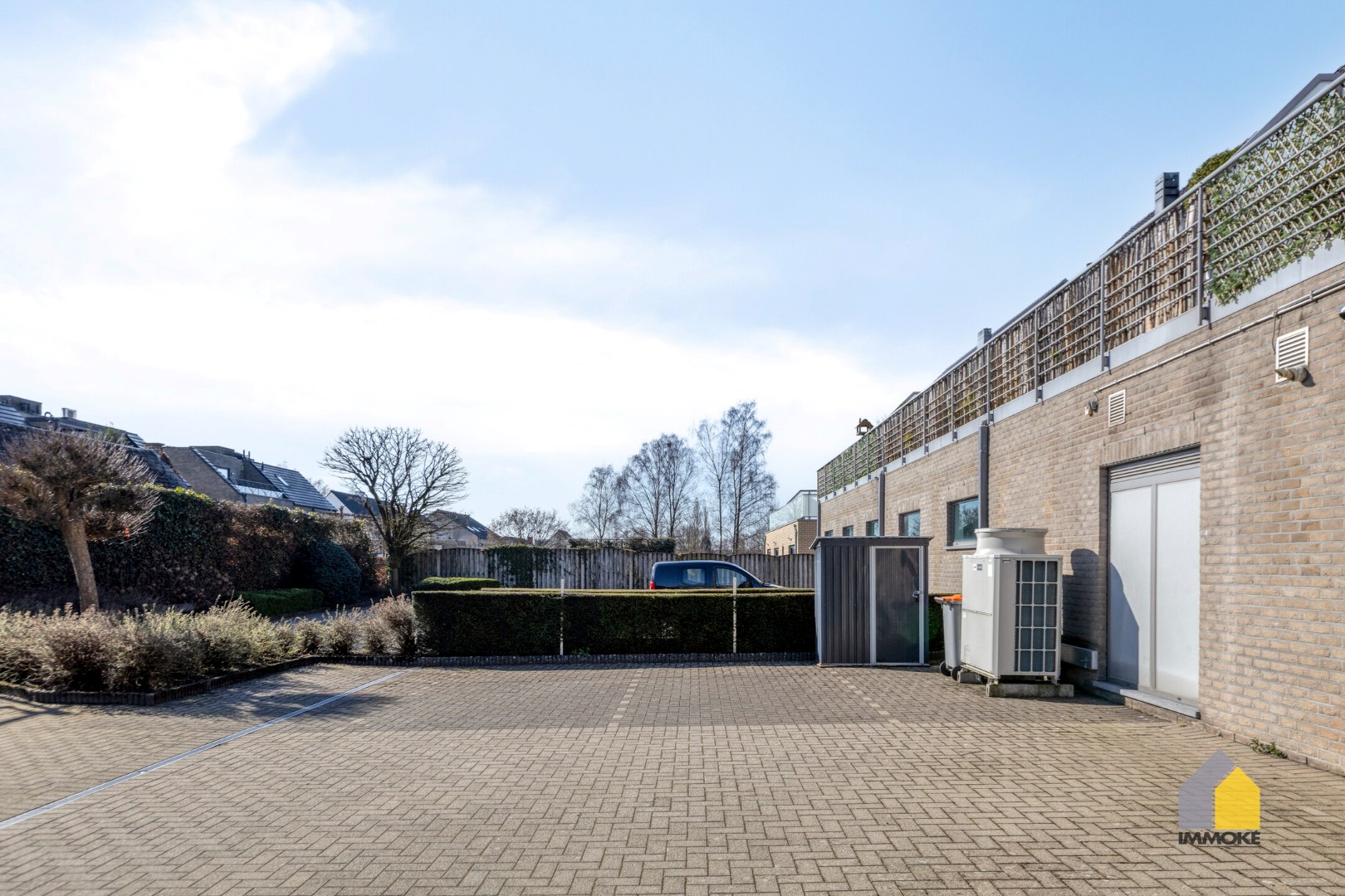 Gelijkvloers appartement (91 m²) in centrum met 1 slpk en parking. 