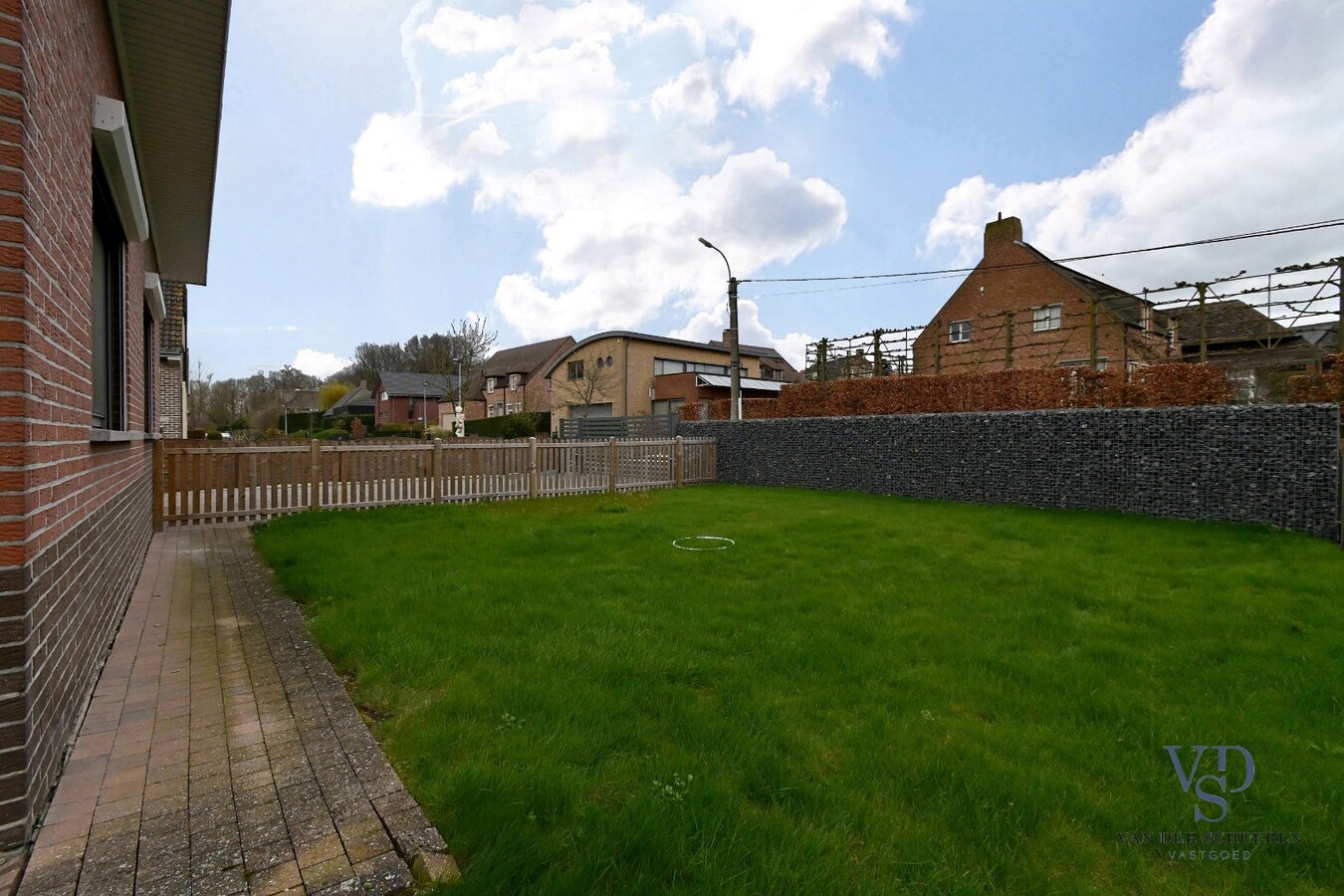 Bijzonder degelijke, instapklare ruime eigendom 